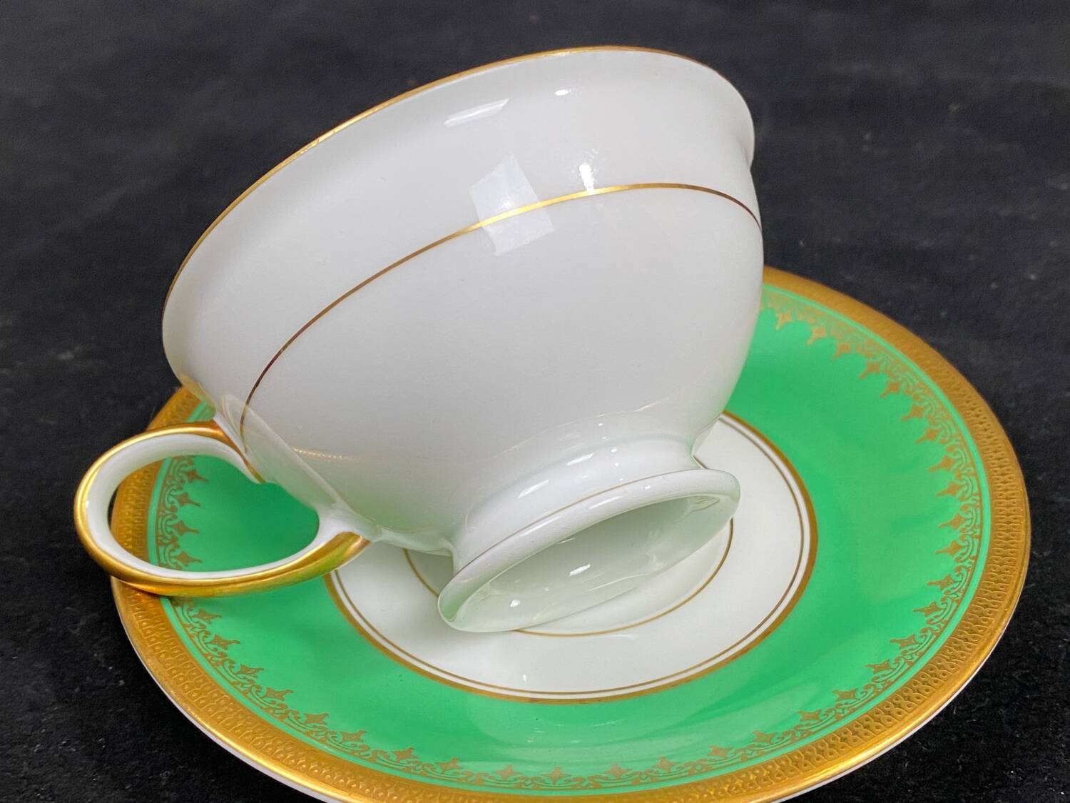 Complete set of 12 Art Deco fine porcelain cups and saucers Ros.