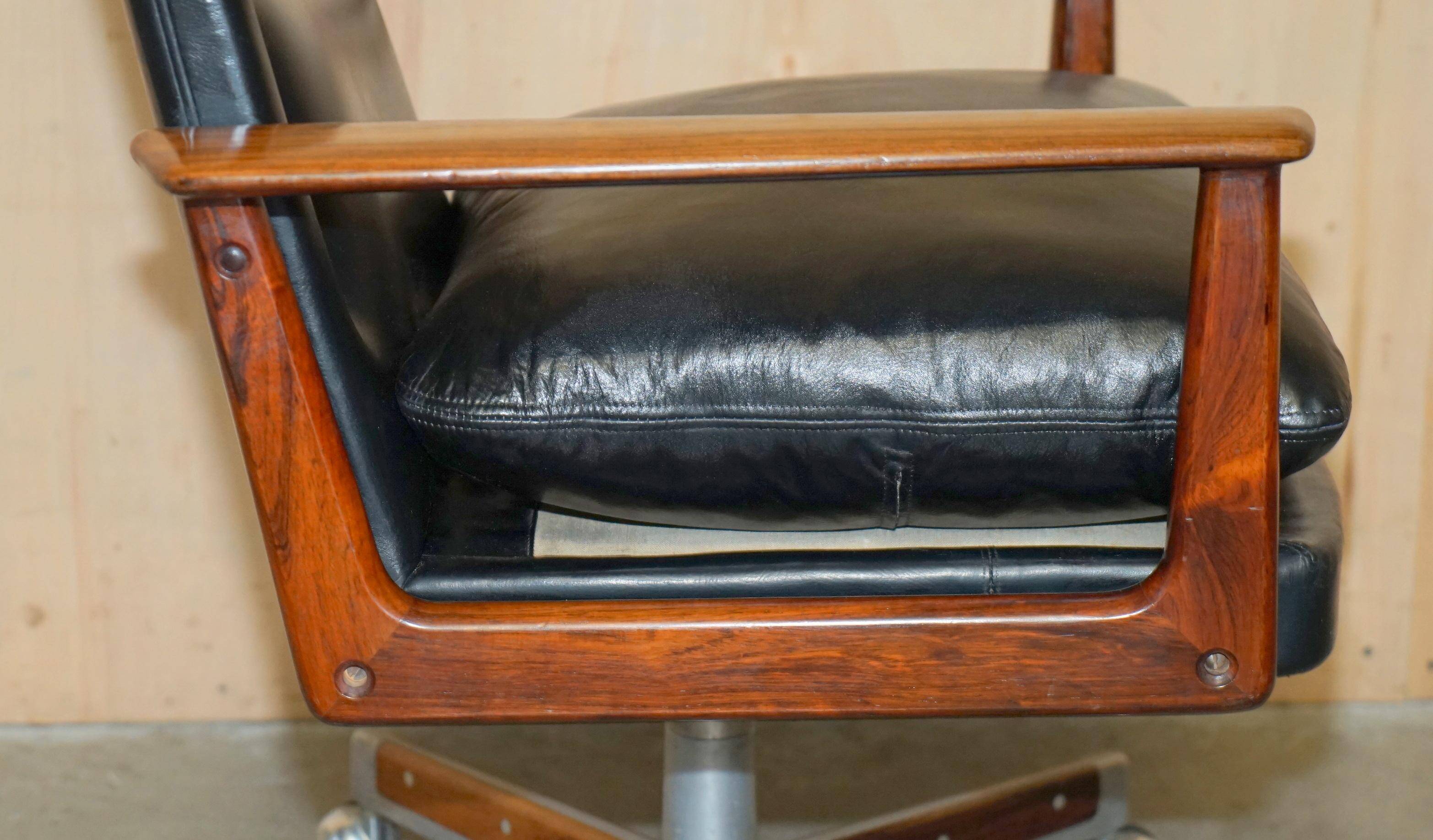 Executive office chair model 419 Arne Vodder for Sibast in hardwood and leather.