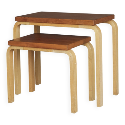 Tables gigognes modèle 88 par Alvar Aalto pour Artek, années 1960. Lot de 2.