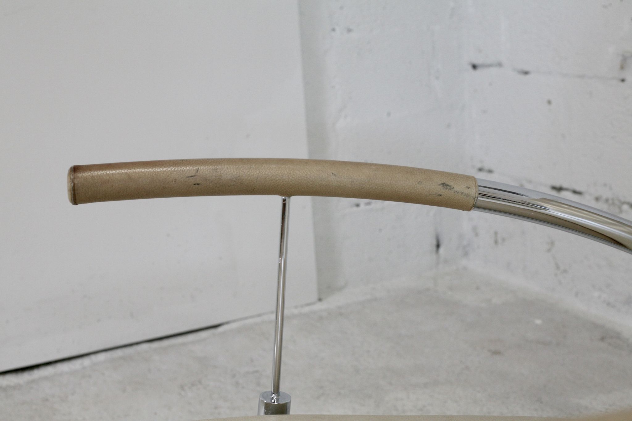 Tubular steel armchair and "cream" leather, France, circa 1970