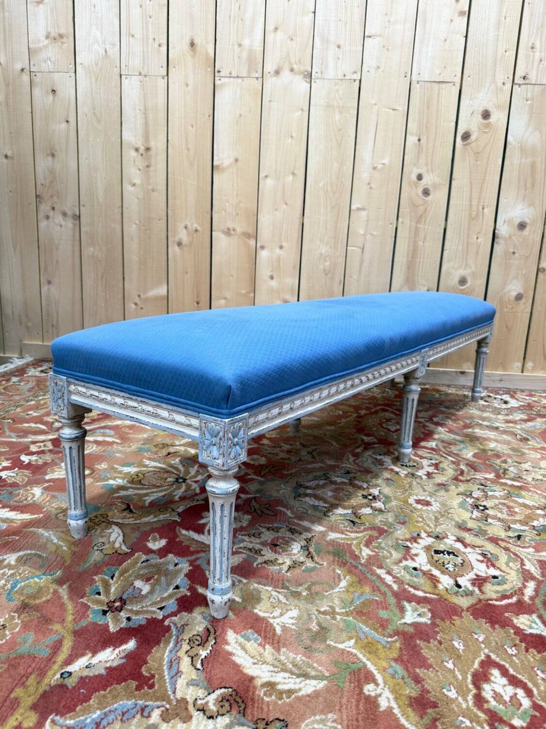 Banquette d'office – Style Louis XVI – Bois réchampis – Tissu bleu