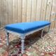 Banquette d'office – Style Louis XVI – Bois réchampis – Tissu bleu
