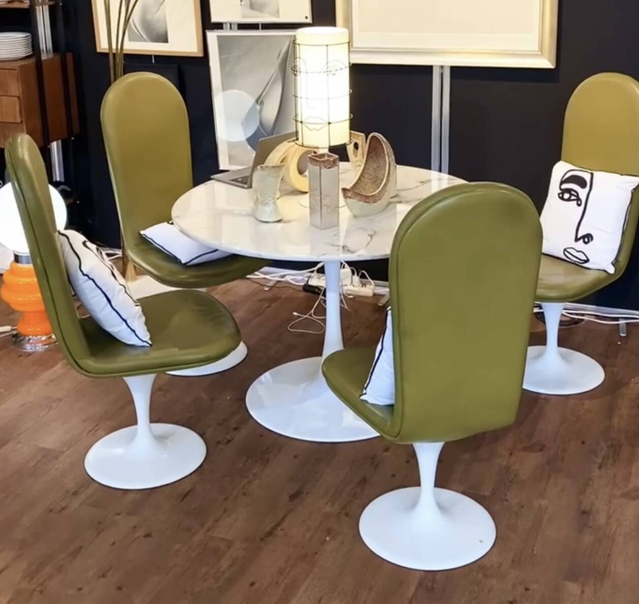 Tulip dining table in marble and lacquered steel 110cm. Seventies design