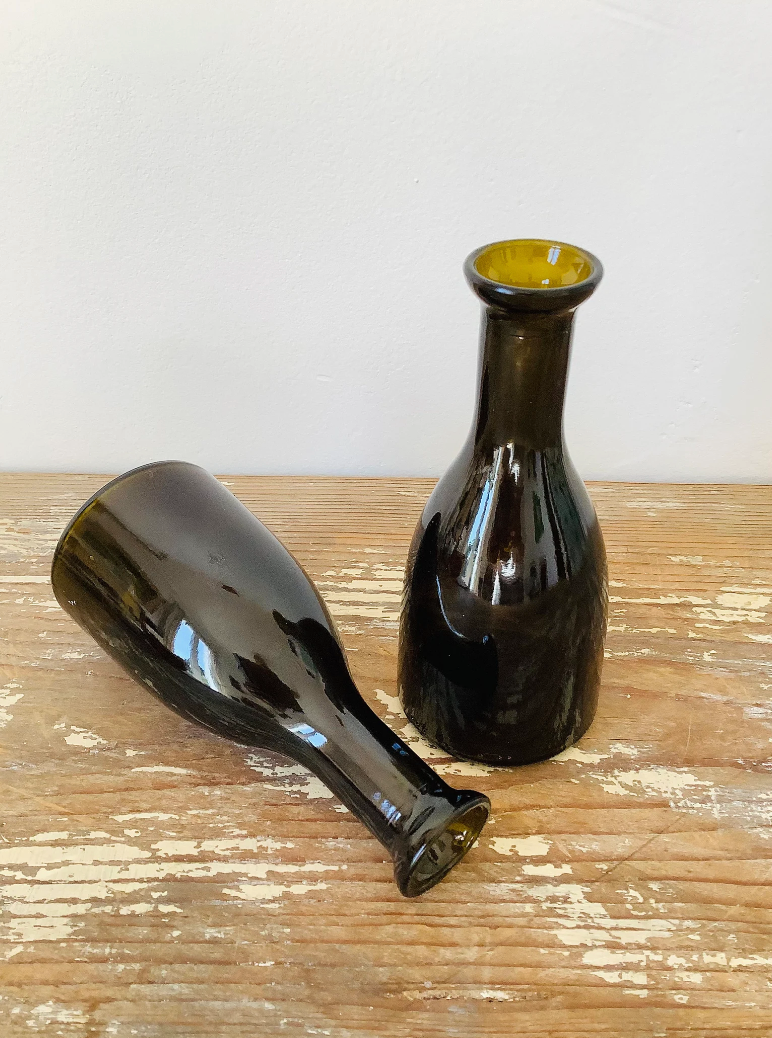 Lot de 2 jolis flacons identiques en verre ambré