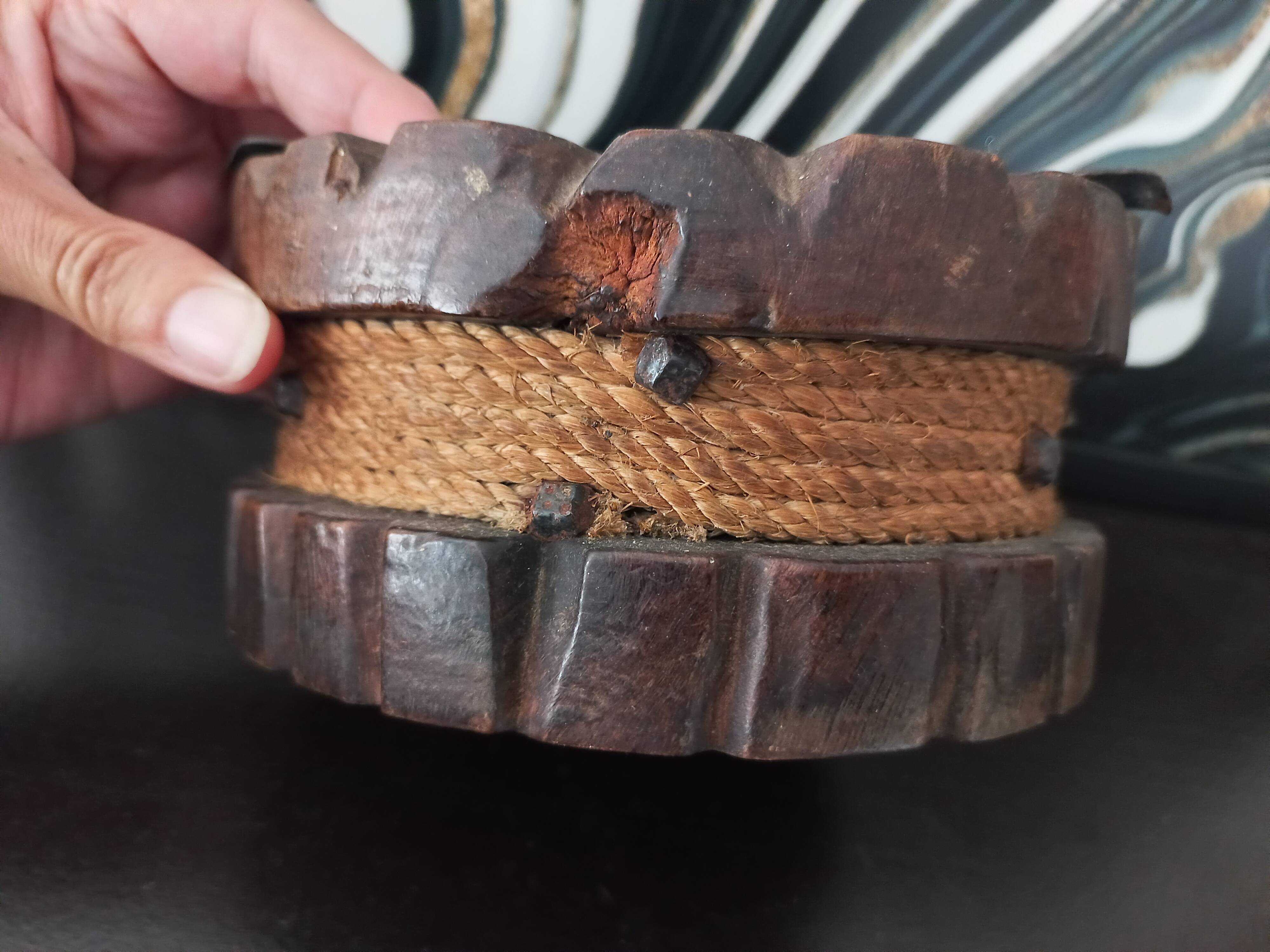 Cendrier rustique ancien en bois sculpté