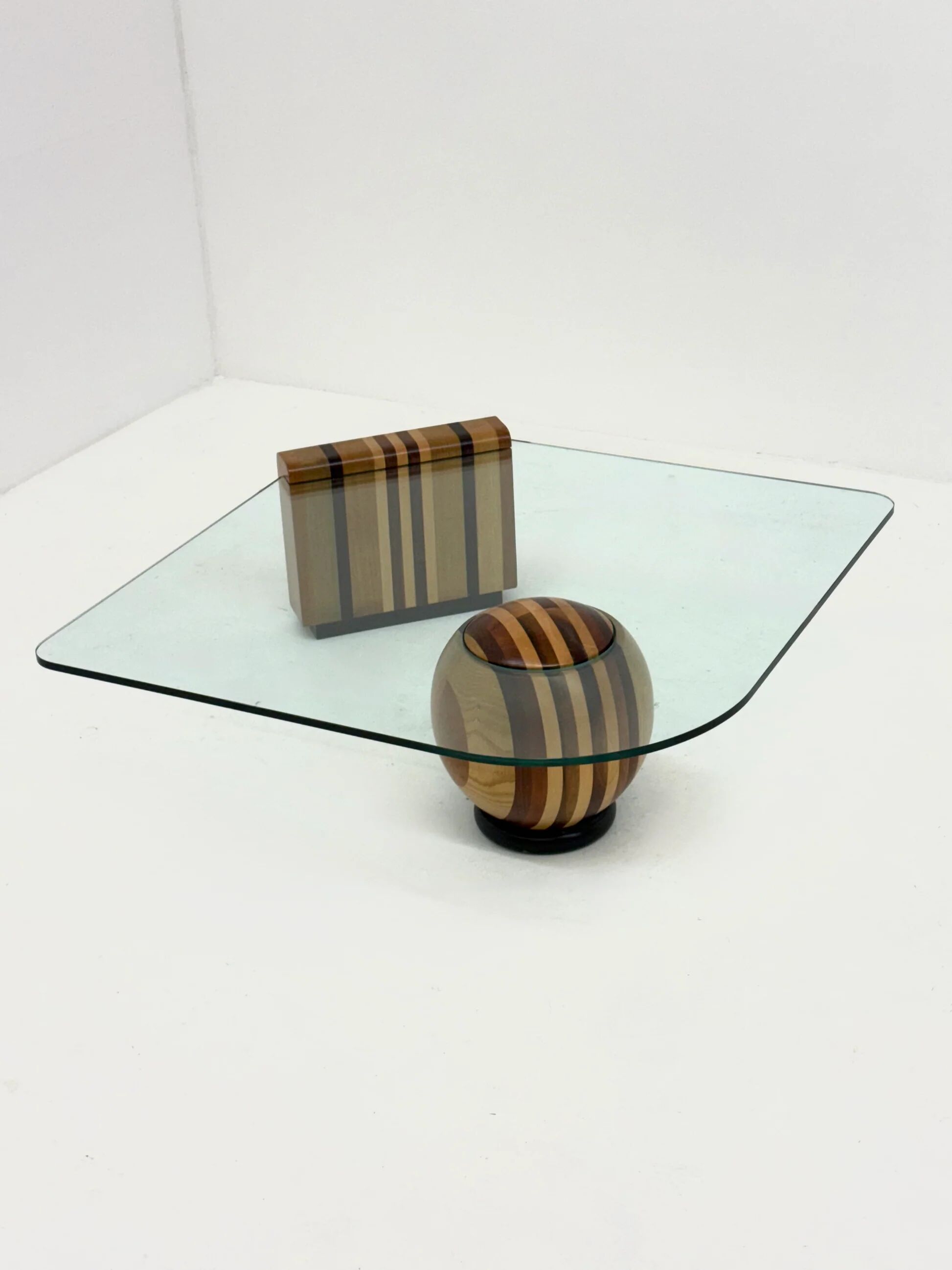 Table basse sculpturale italienne avec base en bois géométrique