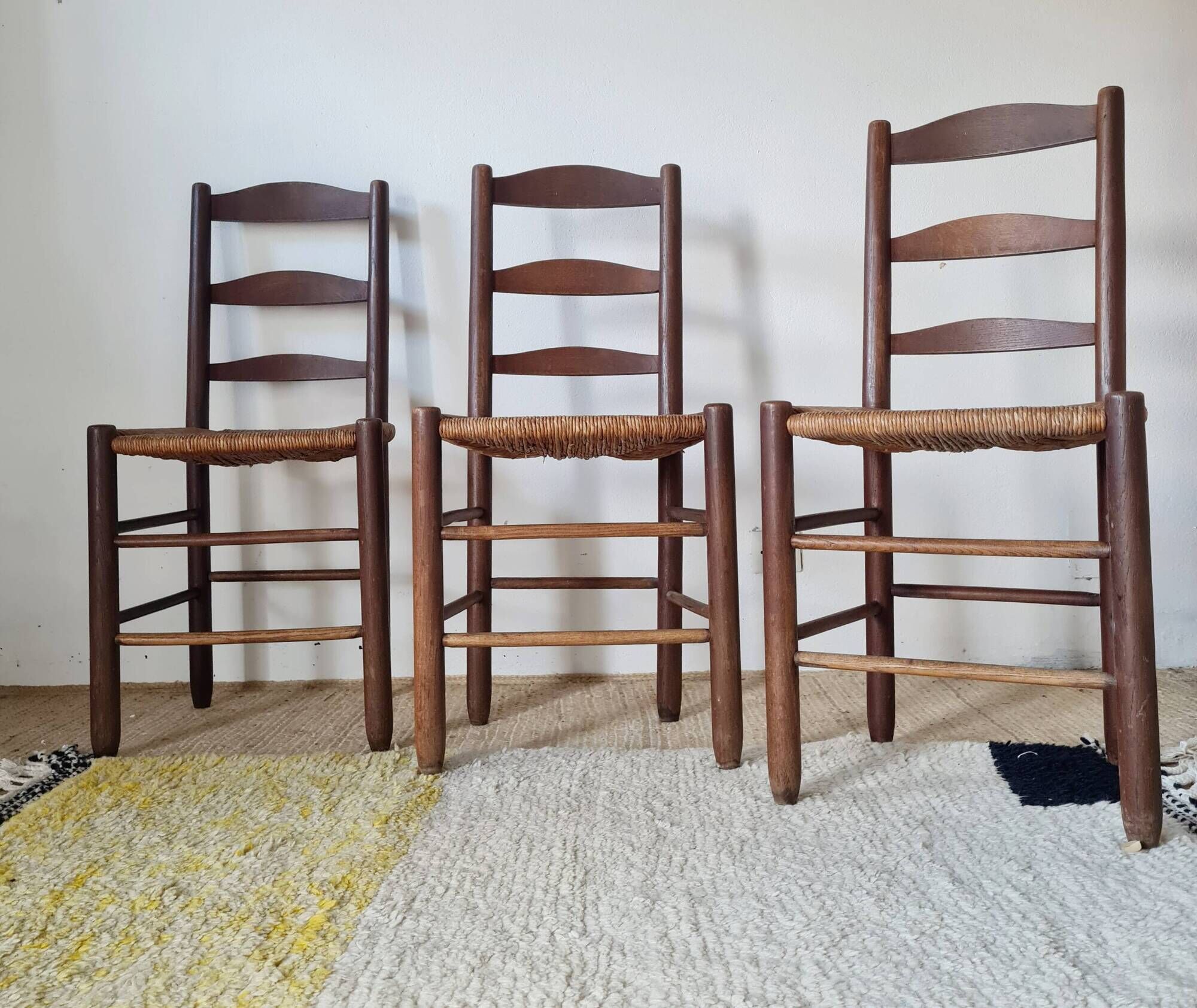 Lot de 3 chaises en bois et paille - look brutaliste