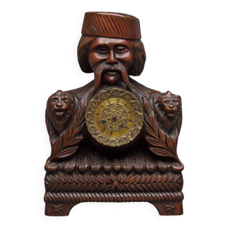 Pendule en bois sculpté richement ornementée XIXe sage chinois