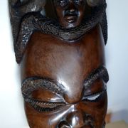 Visage énigmatique d'Afrique sculpté en bois d'ébène