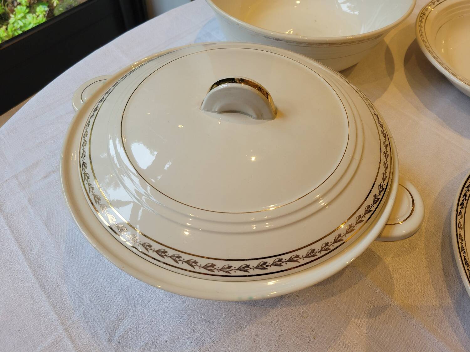 Table service in opaque porcelain with gold leaf.