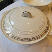 Table service in opaque porcelain with gold leaf.