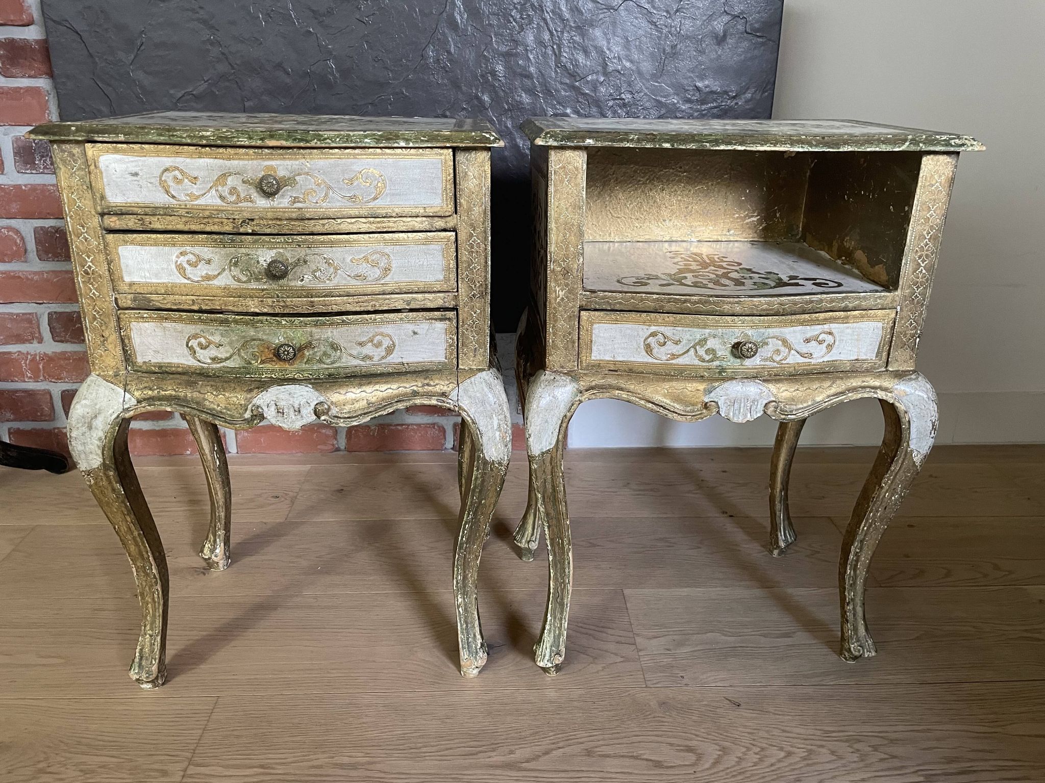 Bedside pair, 3 drawers, 1 drawer and a niche, painted golden wood, italian renaissance style