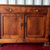 Large crédence buffet en noyer à patine brune milieu xixe de style  brutaliste