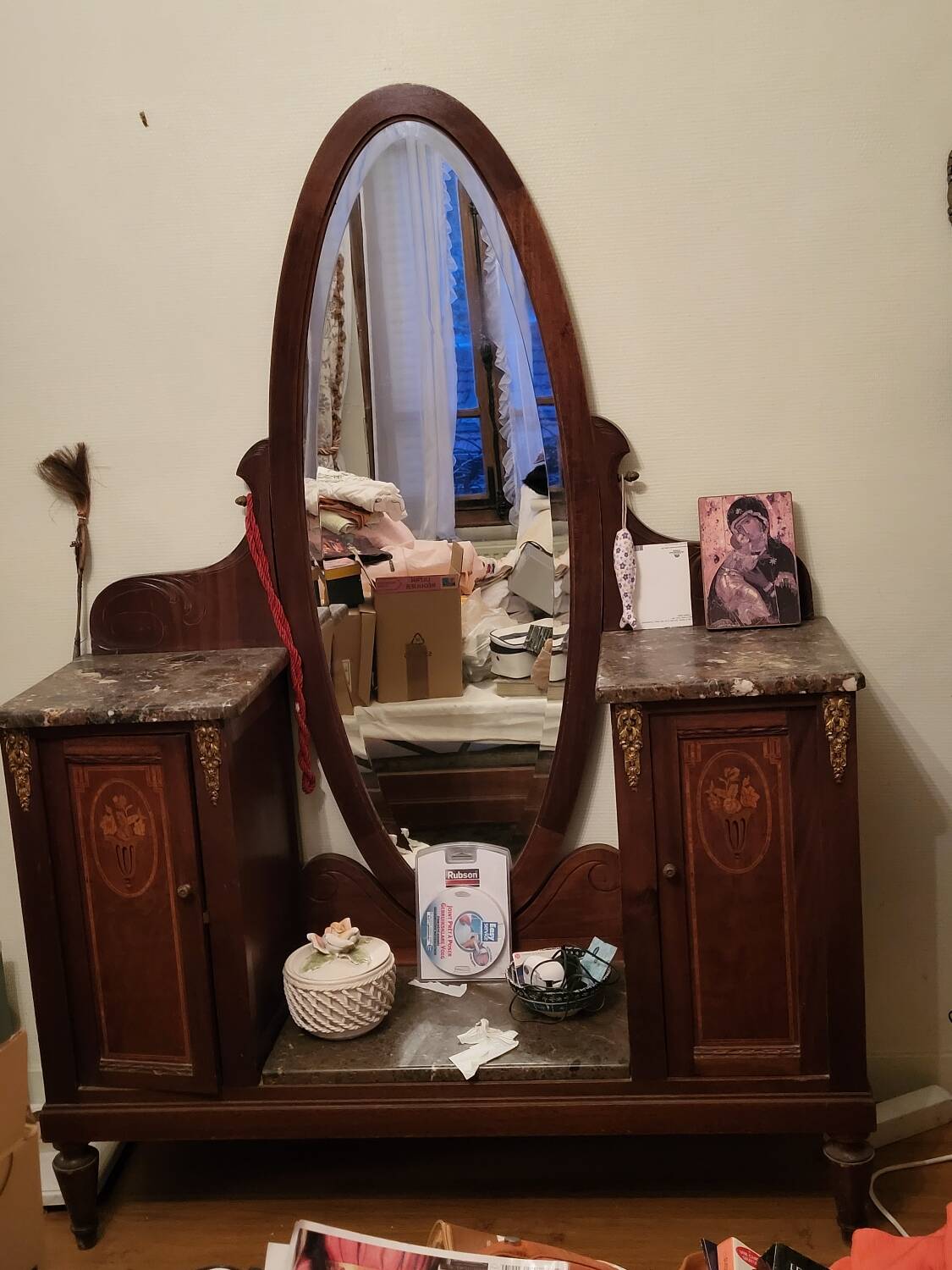 Neo-retro hairdresser