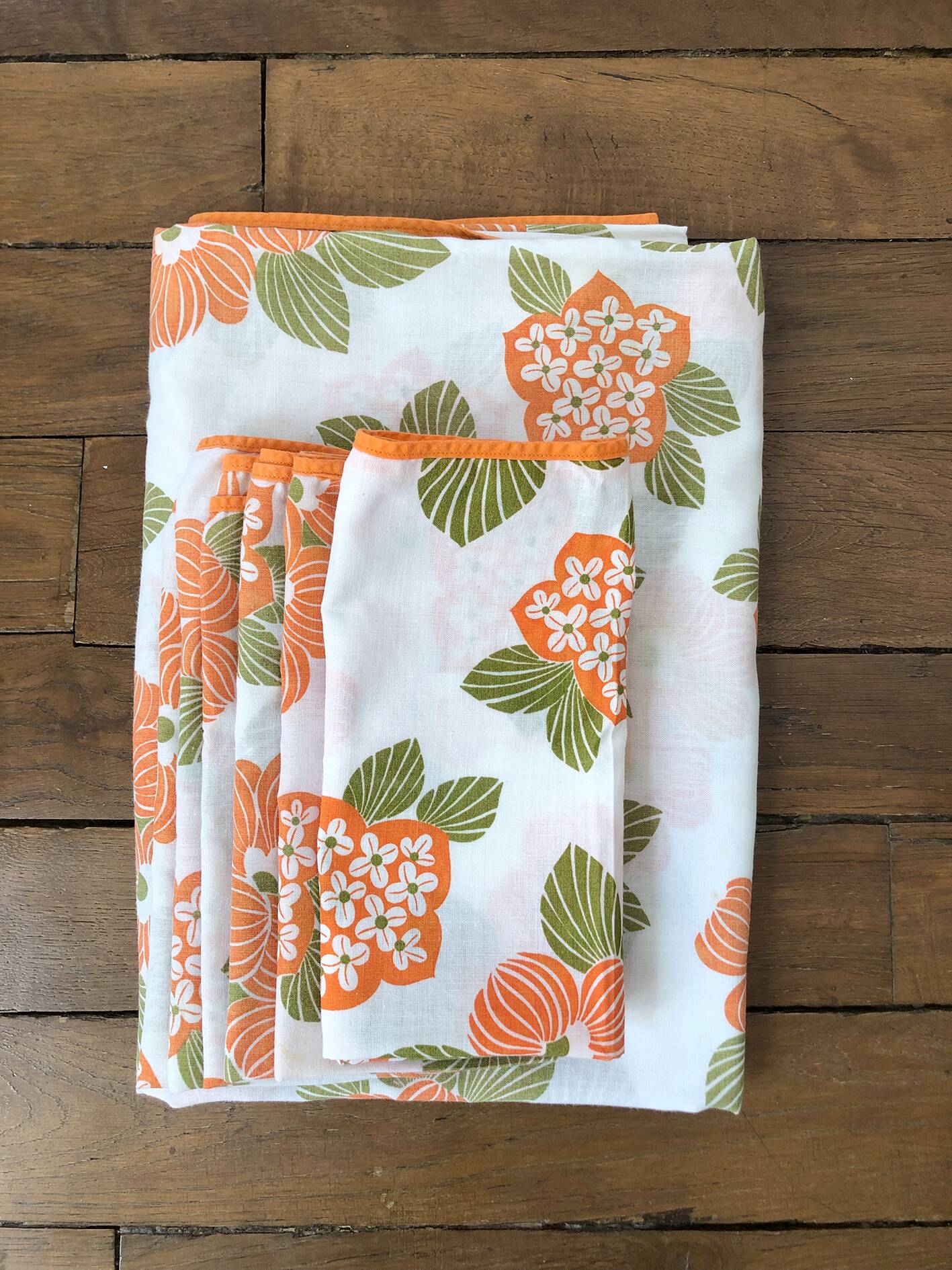 Nappe et serviettes à fleurs, années 70