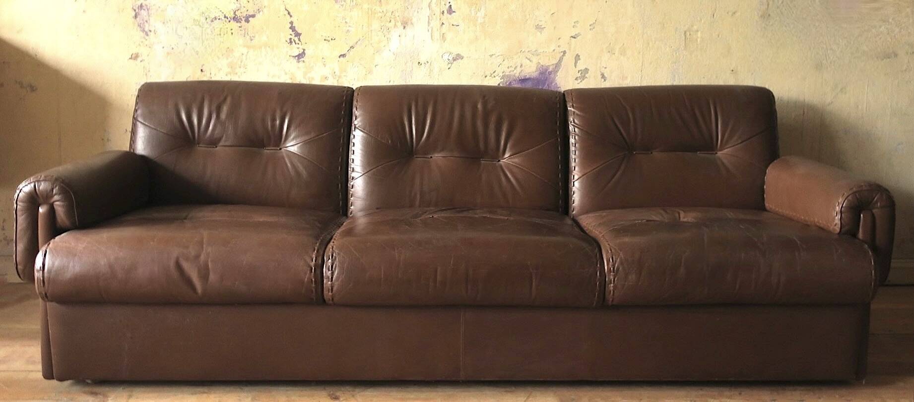 Canapé 3 places du milieu du siècle en cuir marron surpiqué d'après Vavassori, Italie années 1970