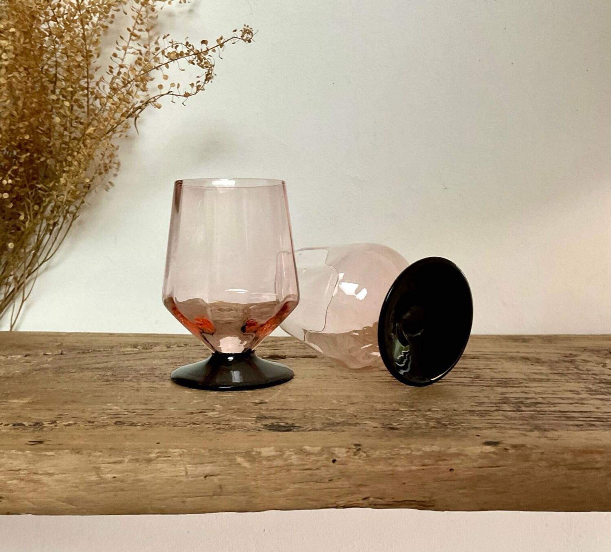 6 petits verres roses à pied noir