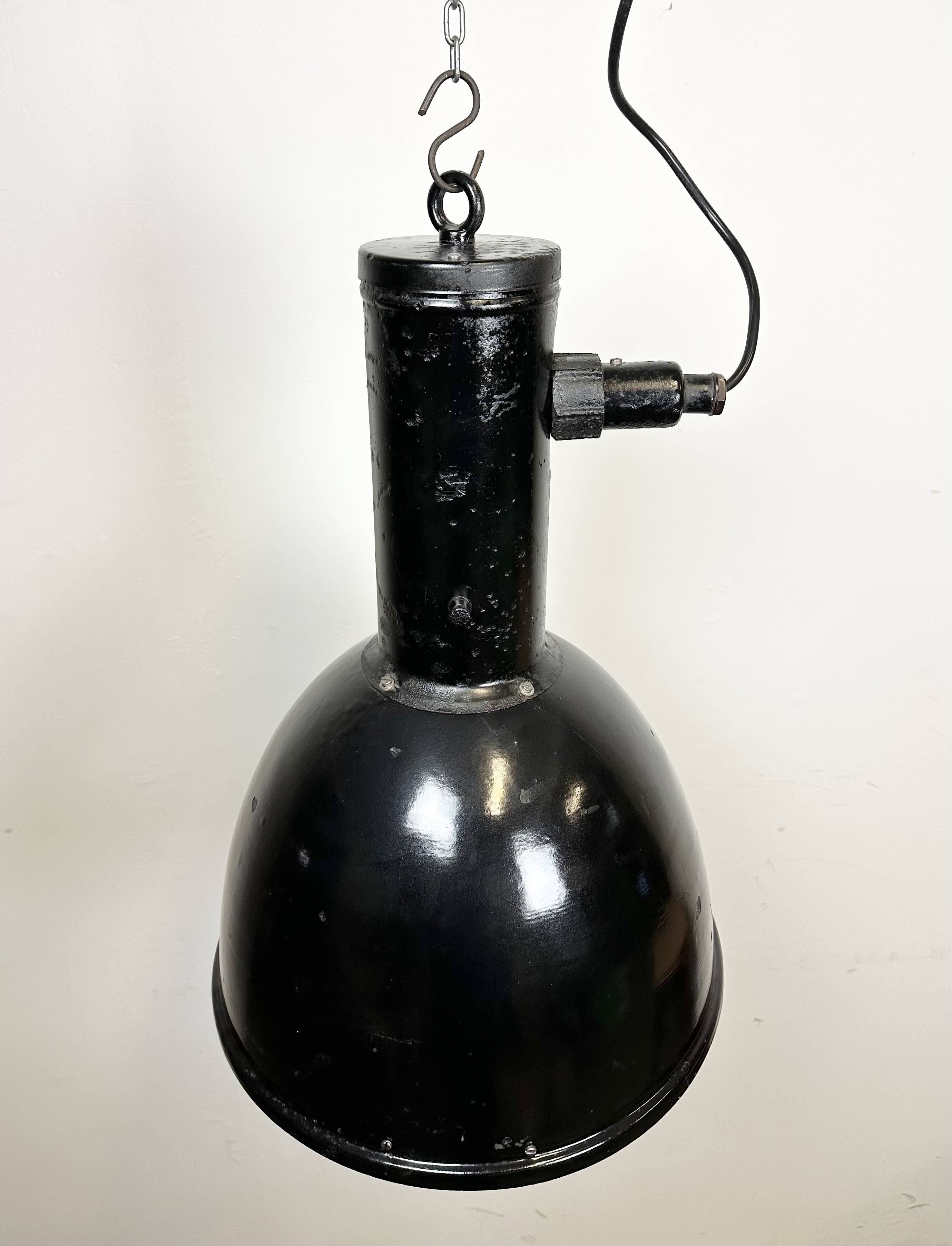 Suspension industrielle en émail noir, 1950s