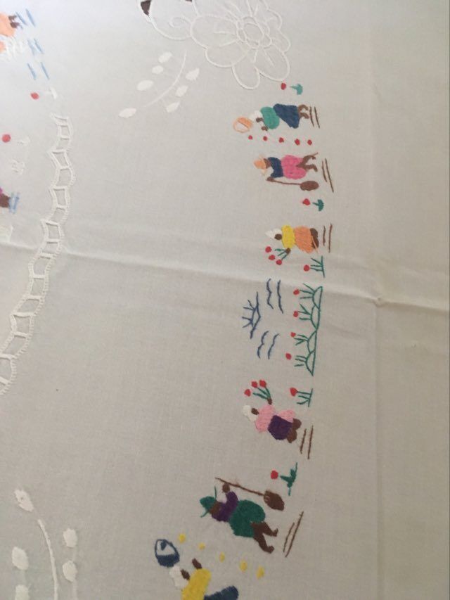 Oval tablecloth and napkins in white cotton embroidered in color