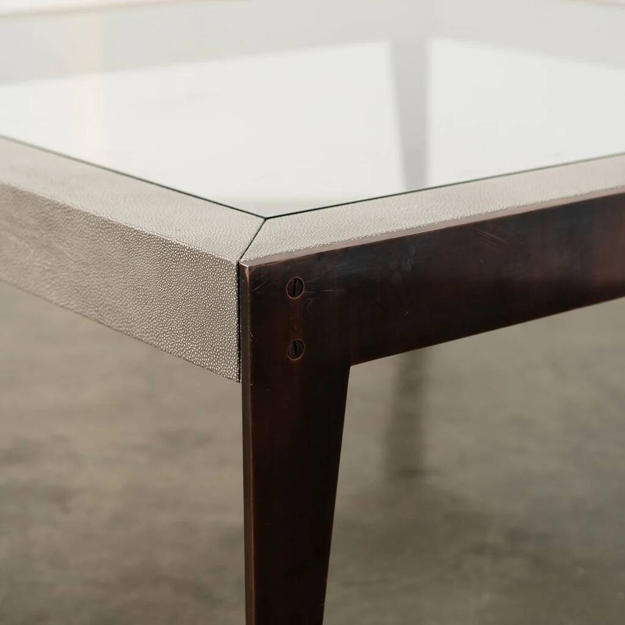 Table basse sur mesure en shagreen et laiton