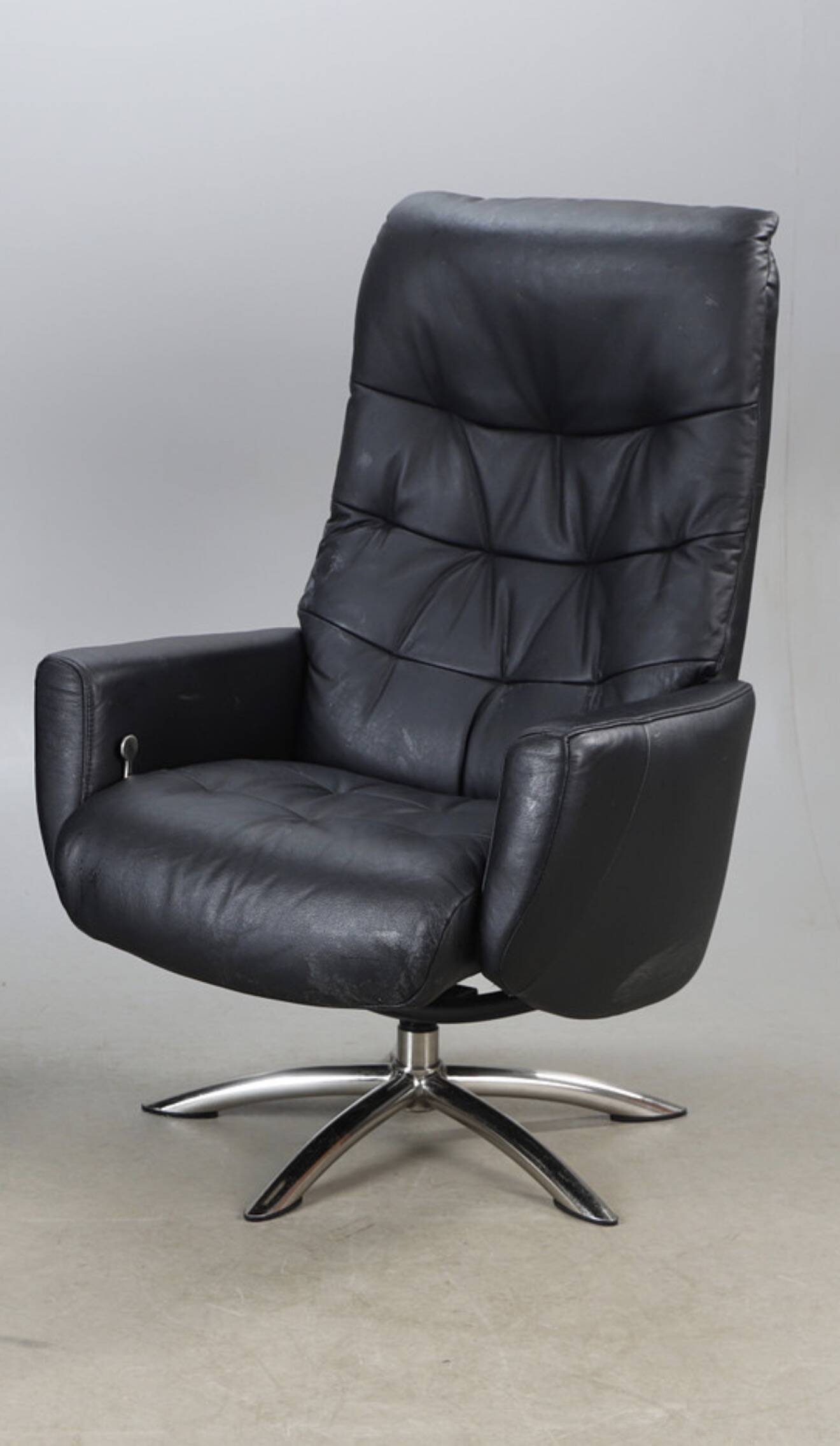 Modern Black Leather Swivel Armchair — Chrome Base — 2000s — H 107 cm