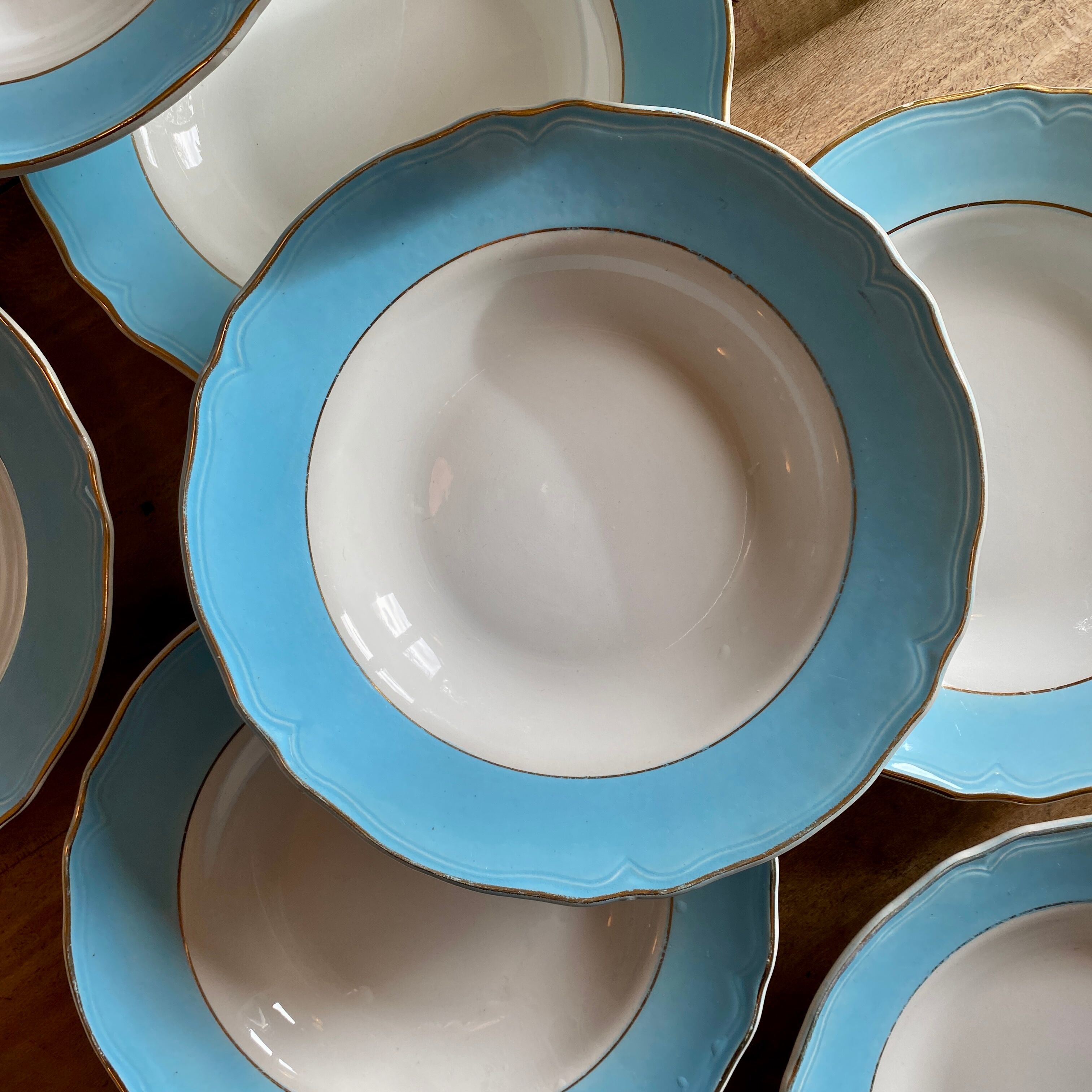 Lot de 8 assiettes creuse vintage bleues, blanches et dorées