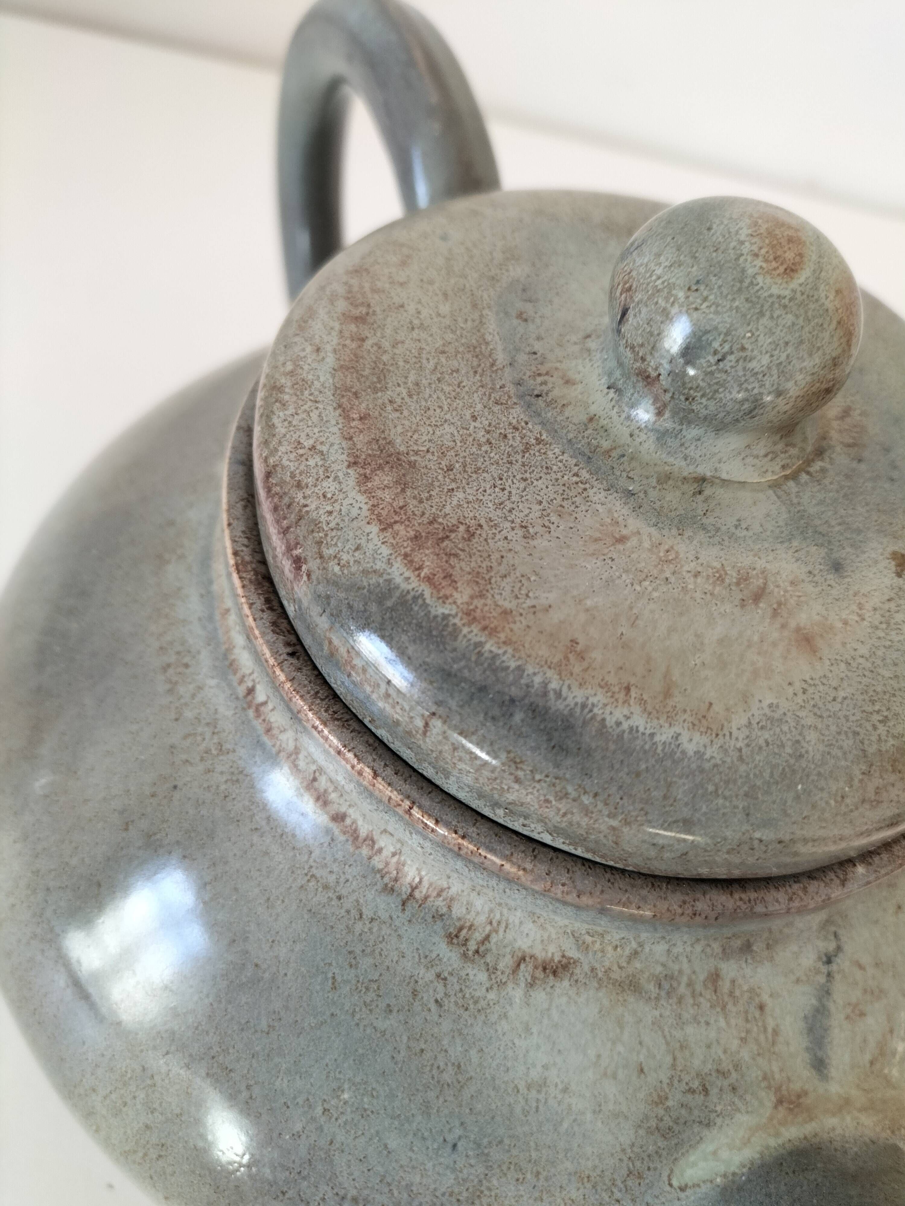 Grande théière artisanale en céramique émaillée vert céladon