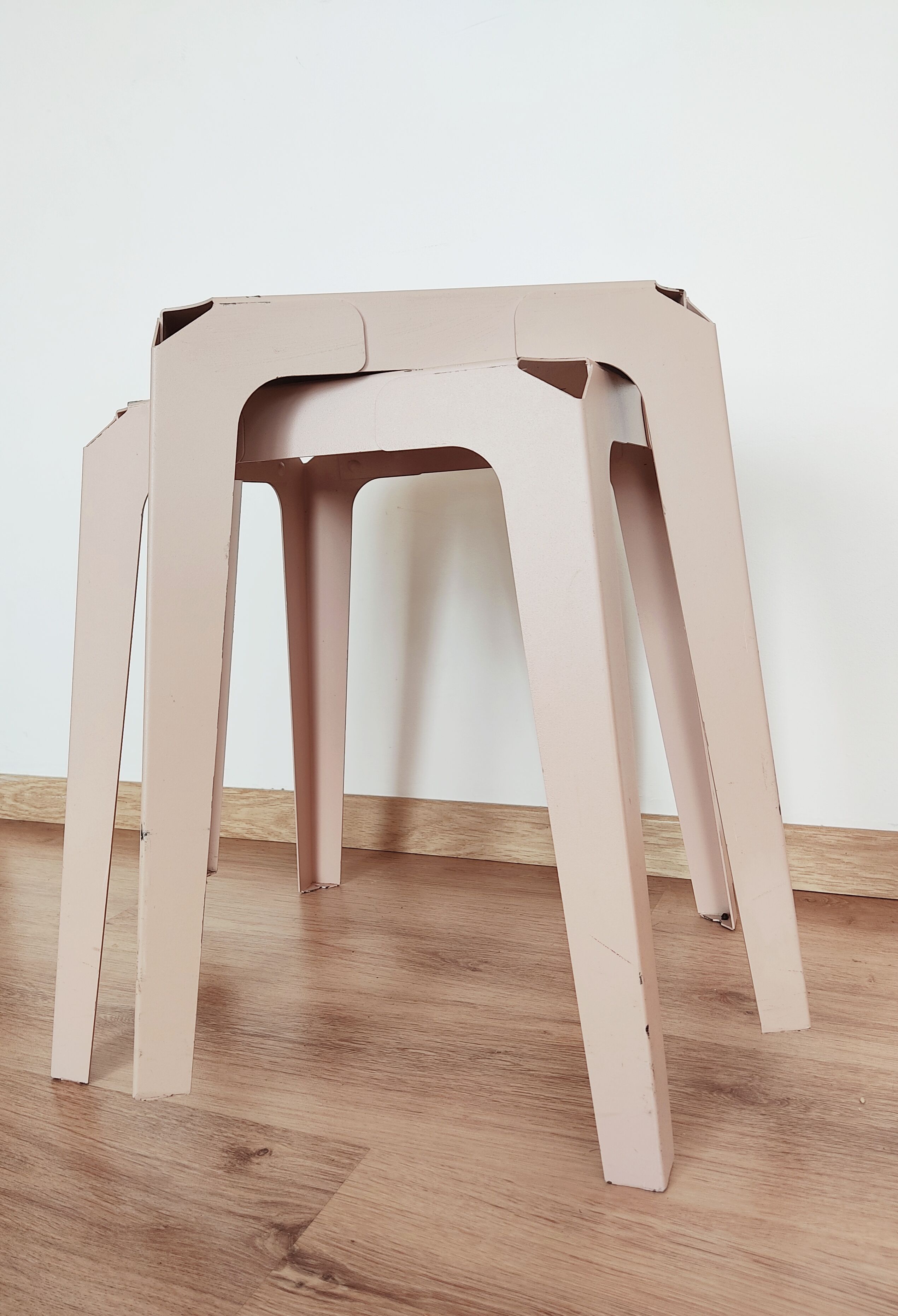 Set de 2 tabourets vintages acier laqué rose pâle