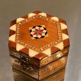 Hexagonal box box with Syrian-style inlaid decoration