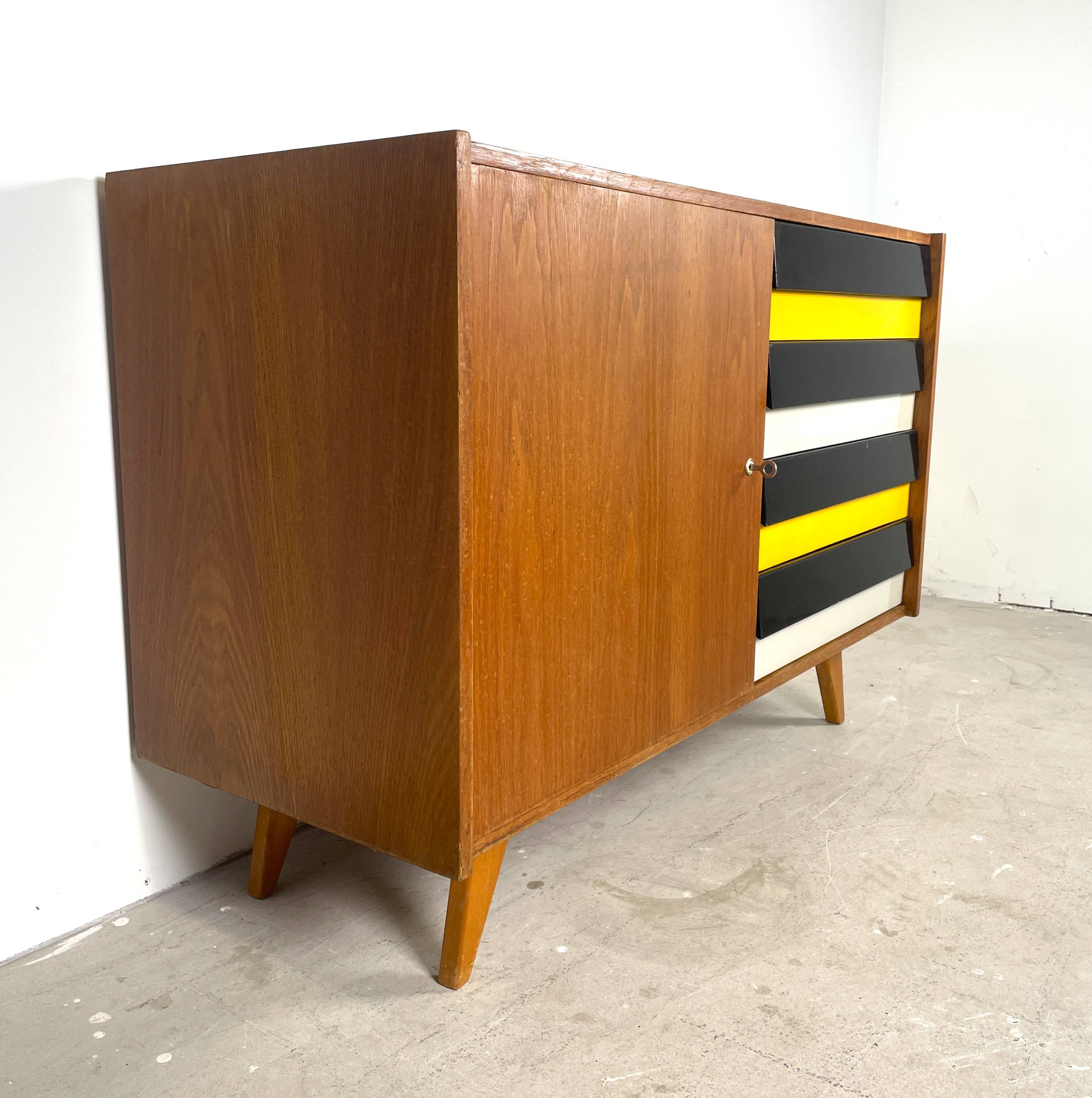 Buffet U458 de Jiří Jiroutek, tiroirs colorés