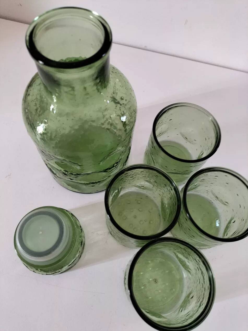 Carafe et gobelets assortis en verre moulé