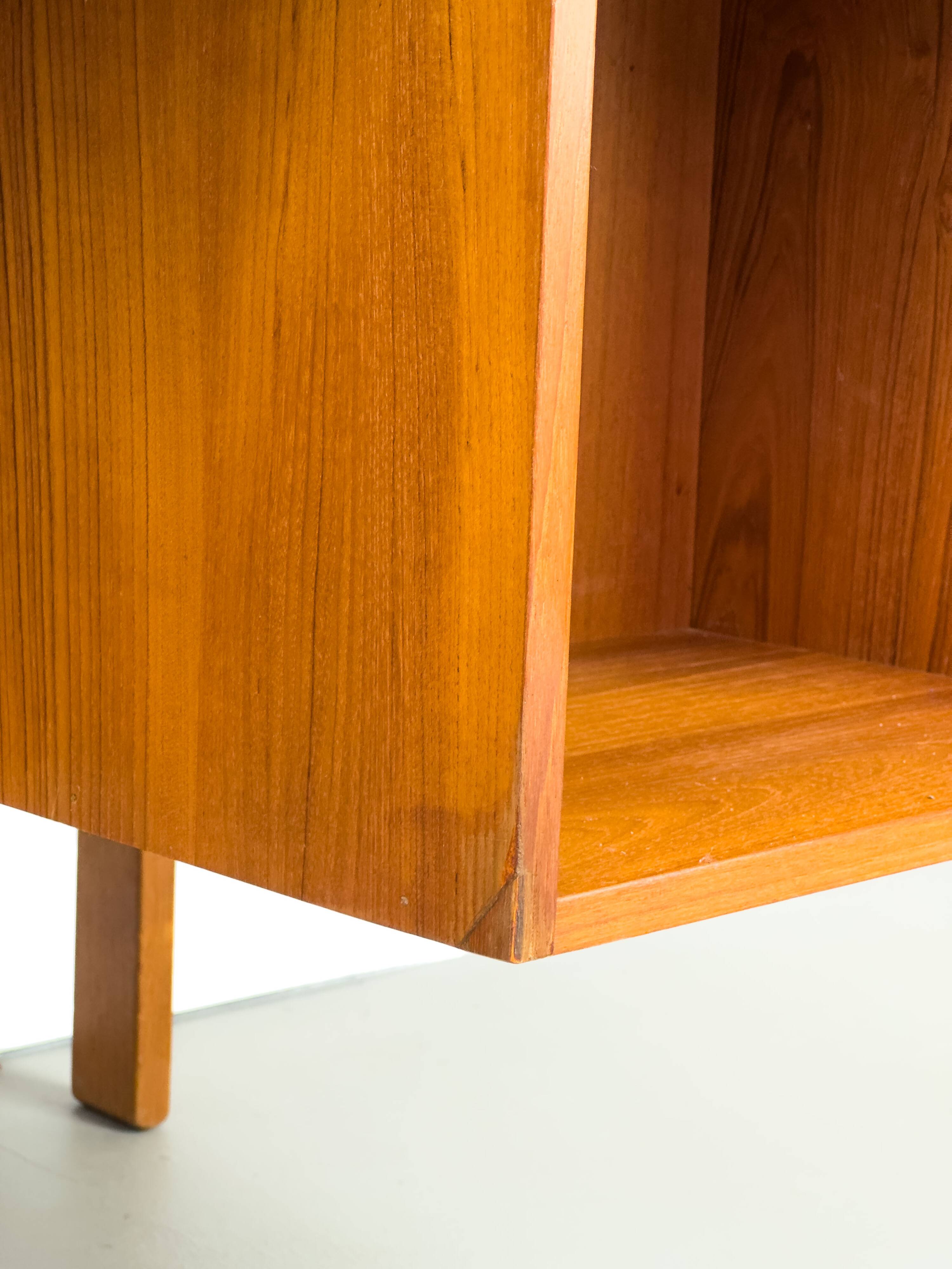 Bureau autoportant en teck avec porte et tiroirs, années 1970