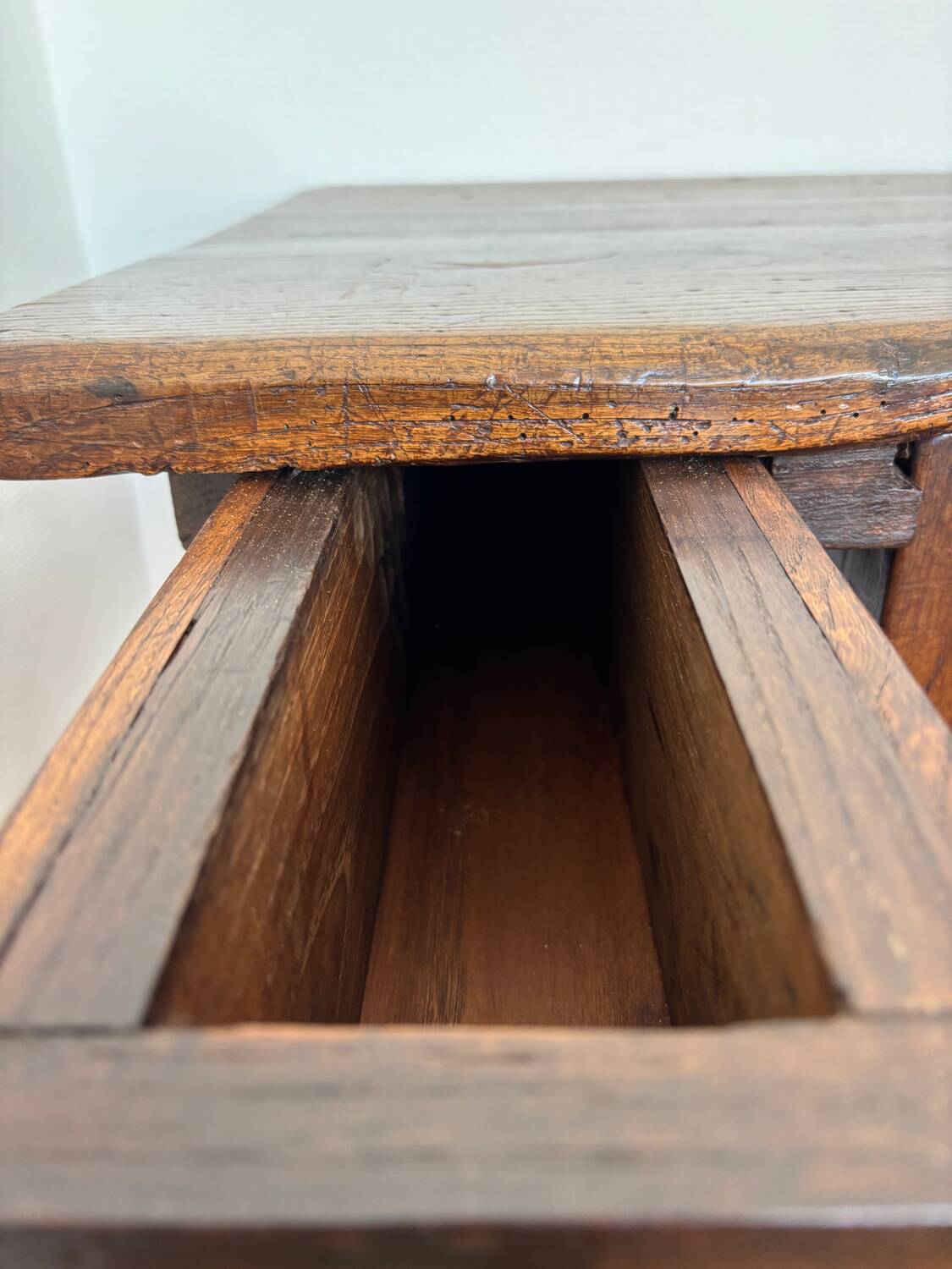 Grand coffre ancien en chêne massif – XIXe – belle patine d’origine