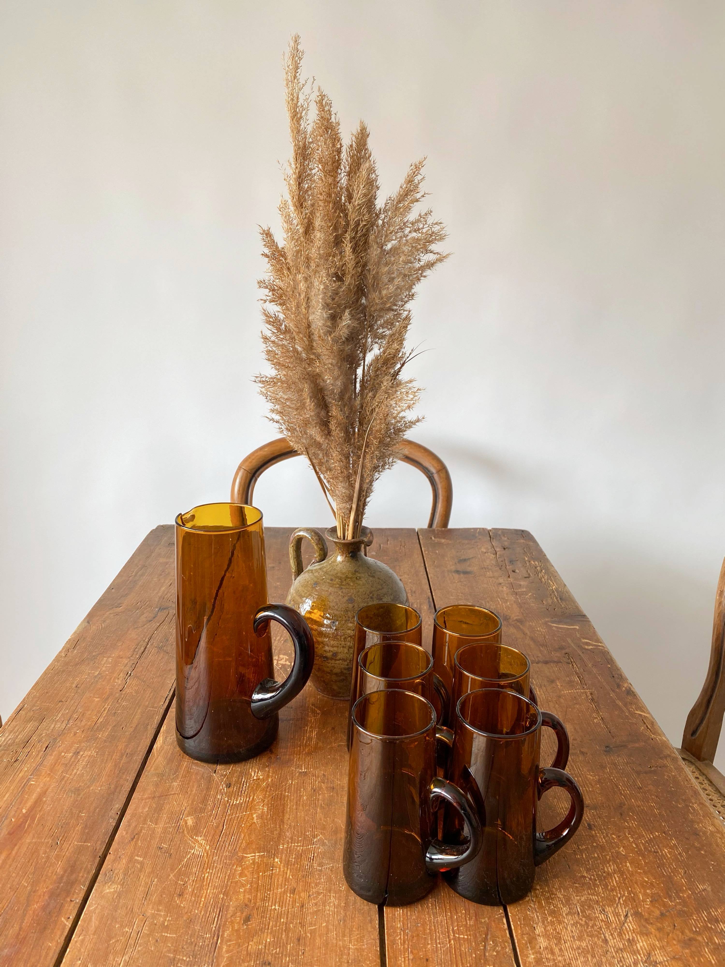 Carafe service and amber glasses