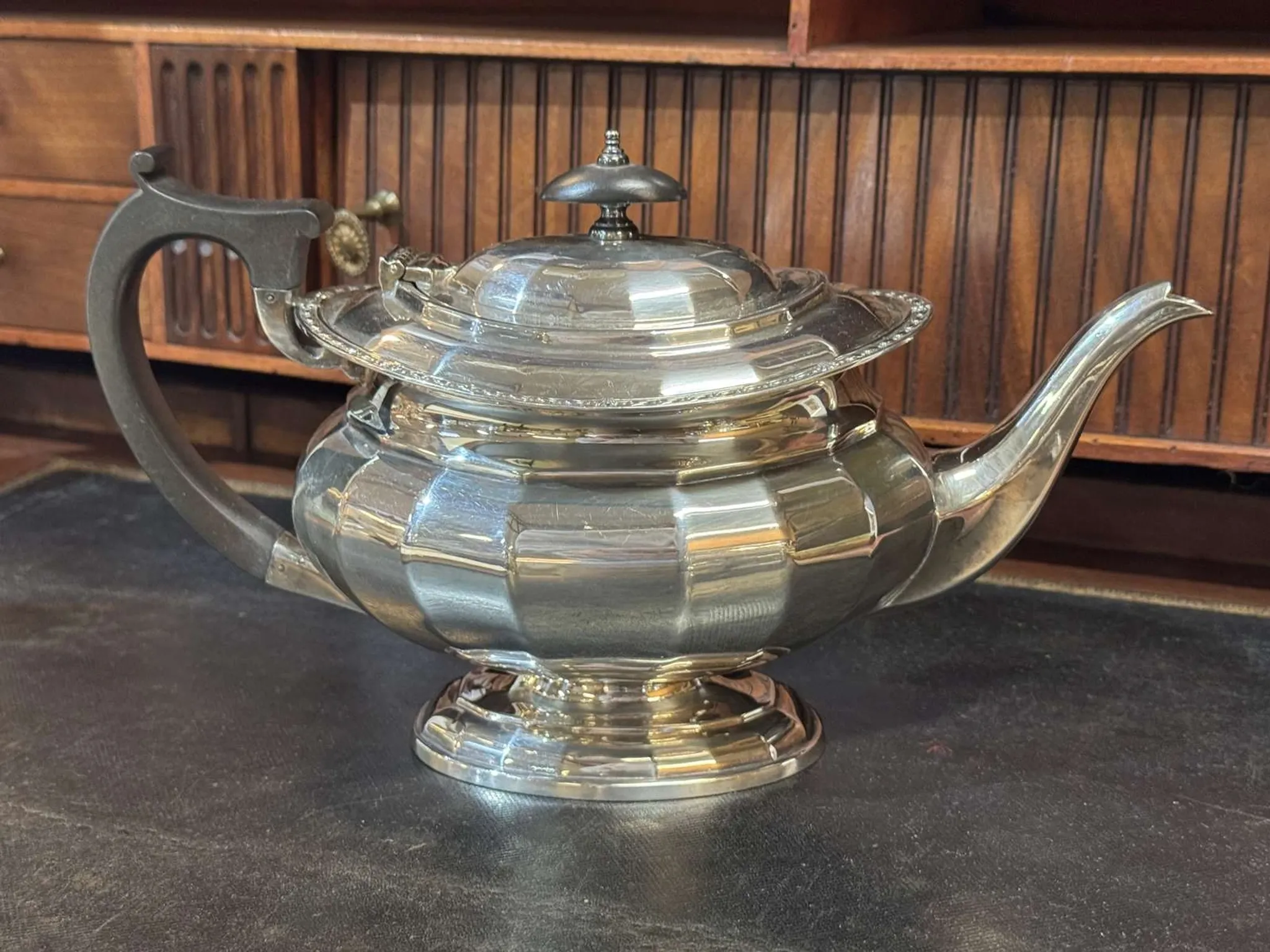 English tea/coffee service from the 1930s in silver-plated metal.