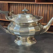 English tea/coffee service from the 1930s in silver-plated metal.