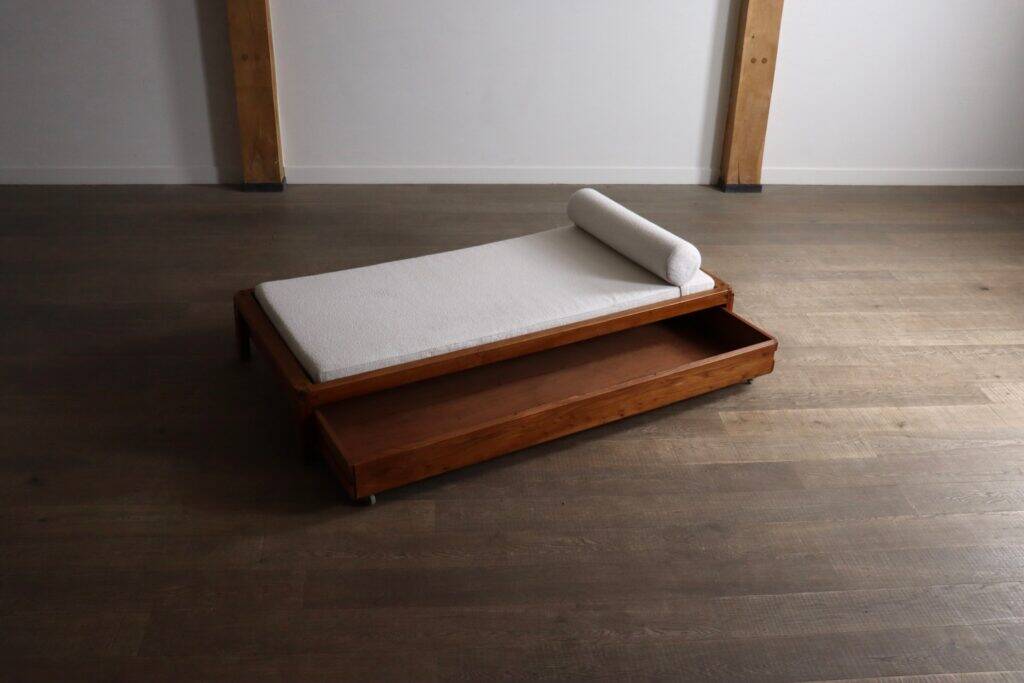 Pierre Chapo L03 daybed in solid elm, France 1960s