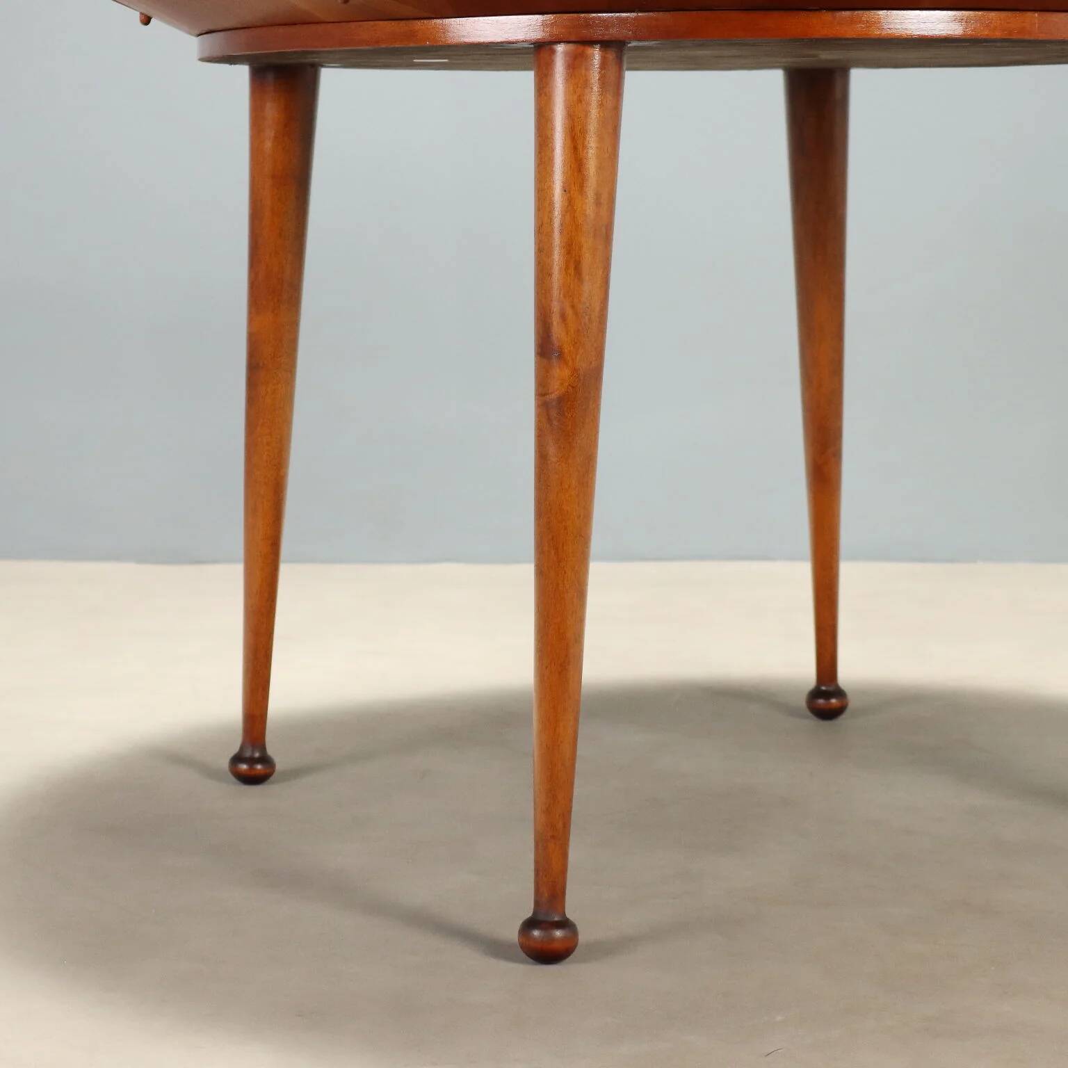 Vintage beech veneer table, checkerboard effect, Italian design from the 1950s.