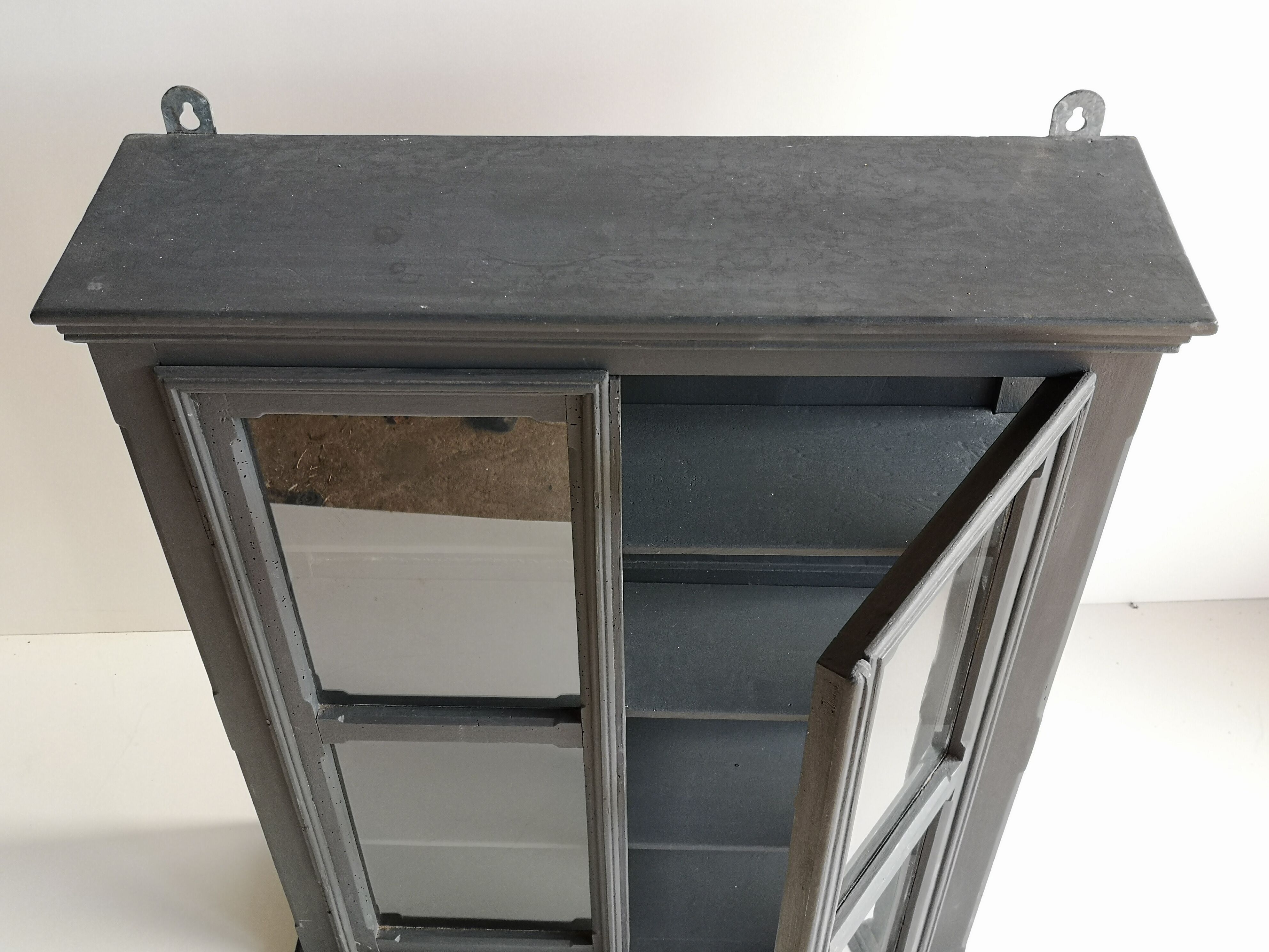 Old hanging showcase