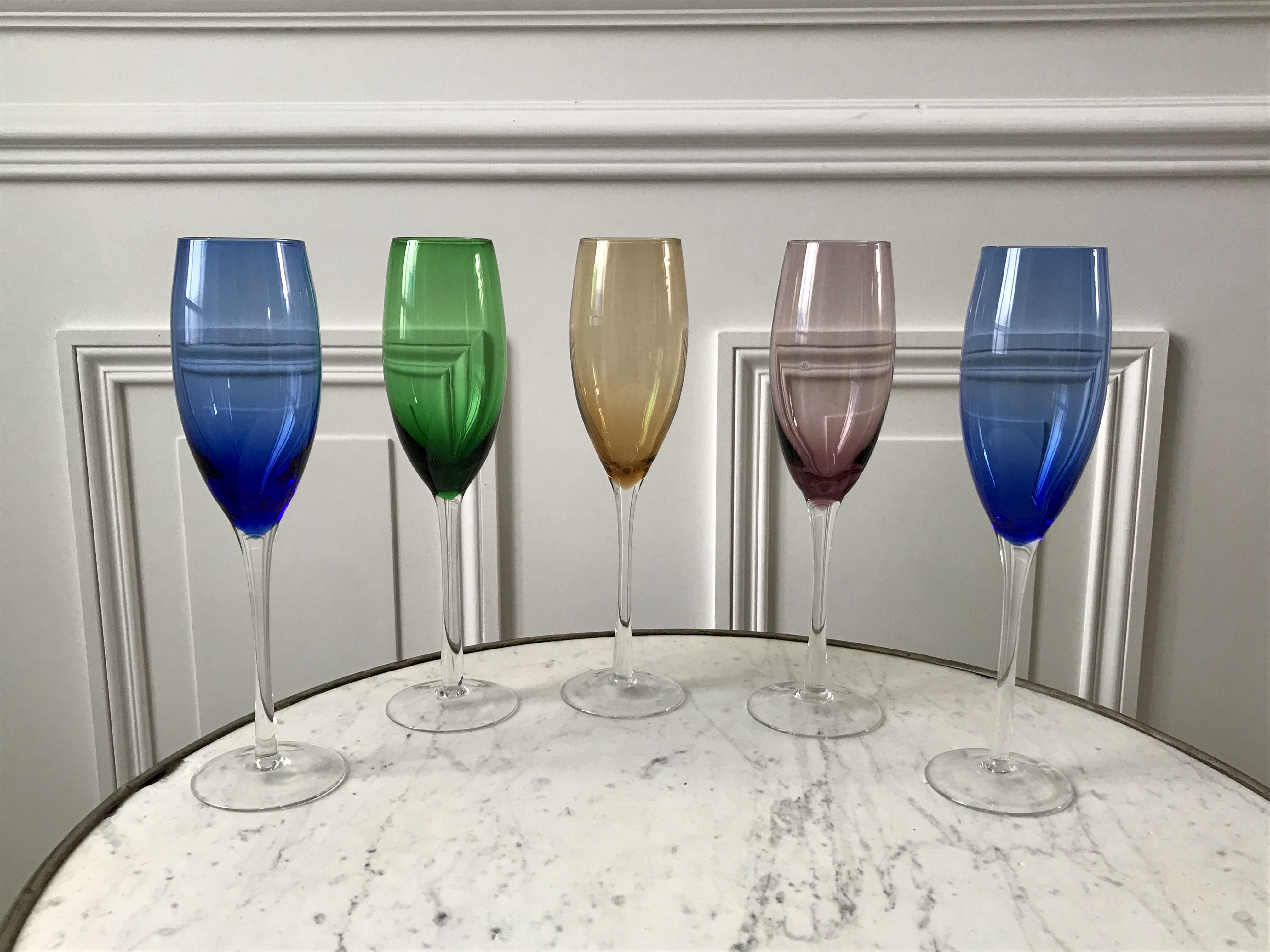 Set of 5 champagne flutes in colored glass 70s