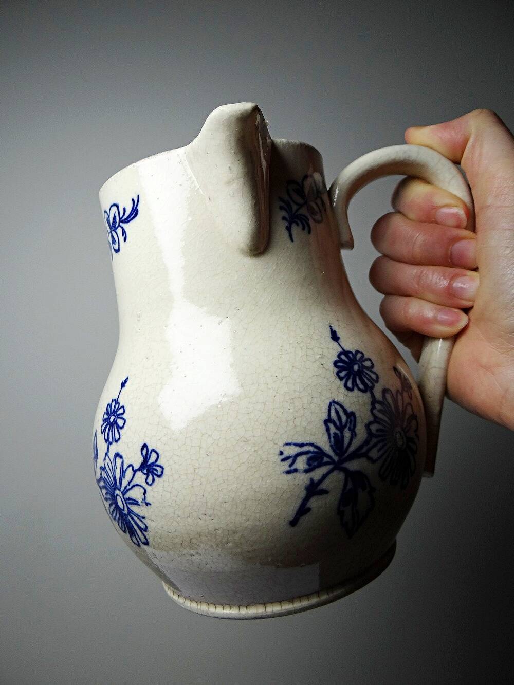 Fine earthenware pitcher with blue decoration, attributed to Saint-Uze, 19th century.