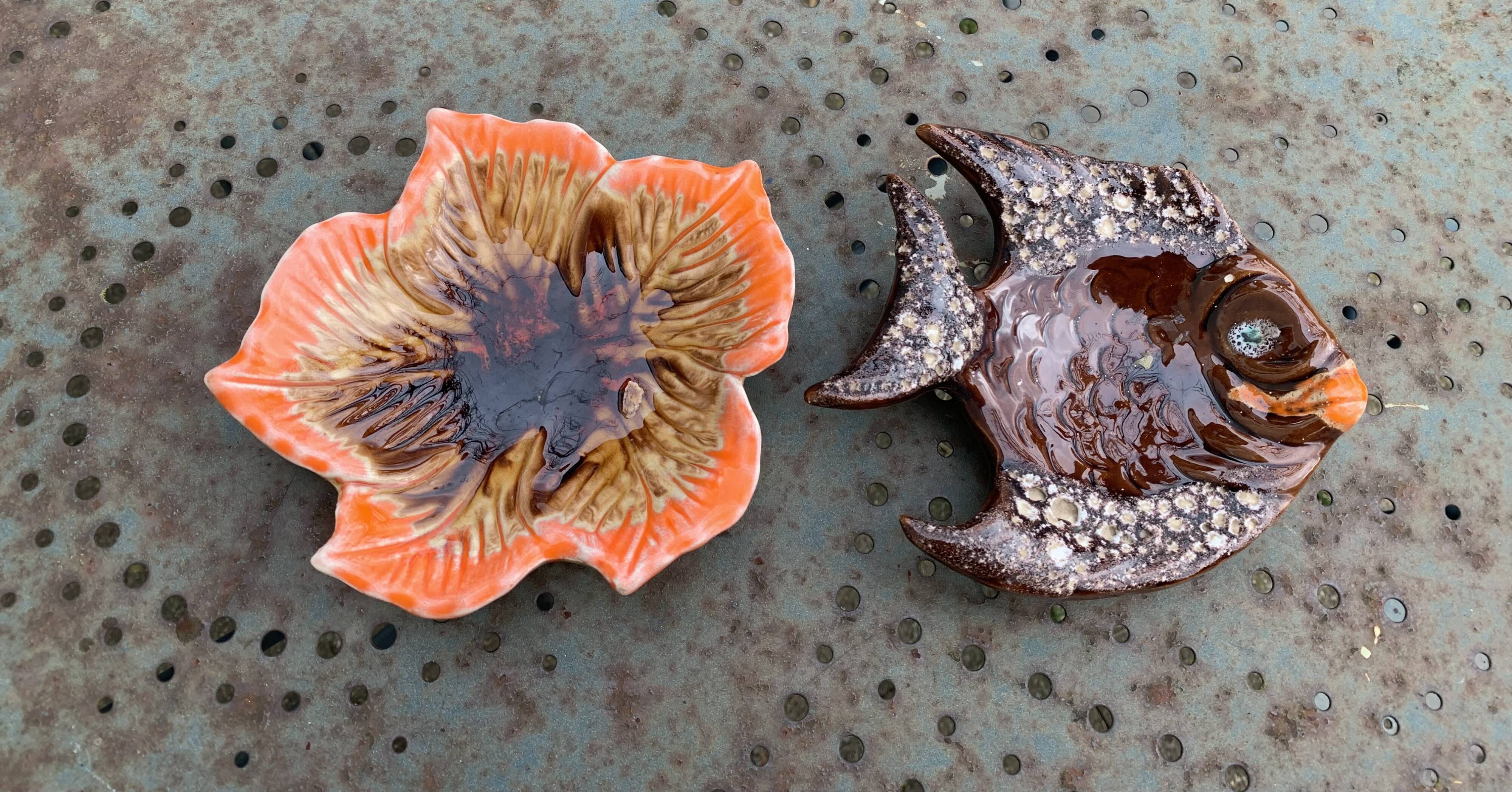 Lot composed of small barbotine dishes in enamelled ceramic, leaf and fish, Vallauris style