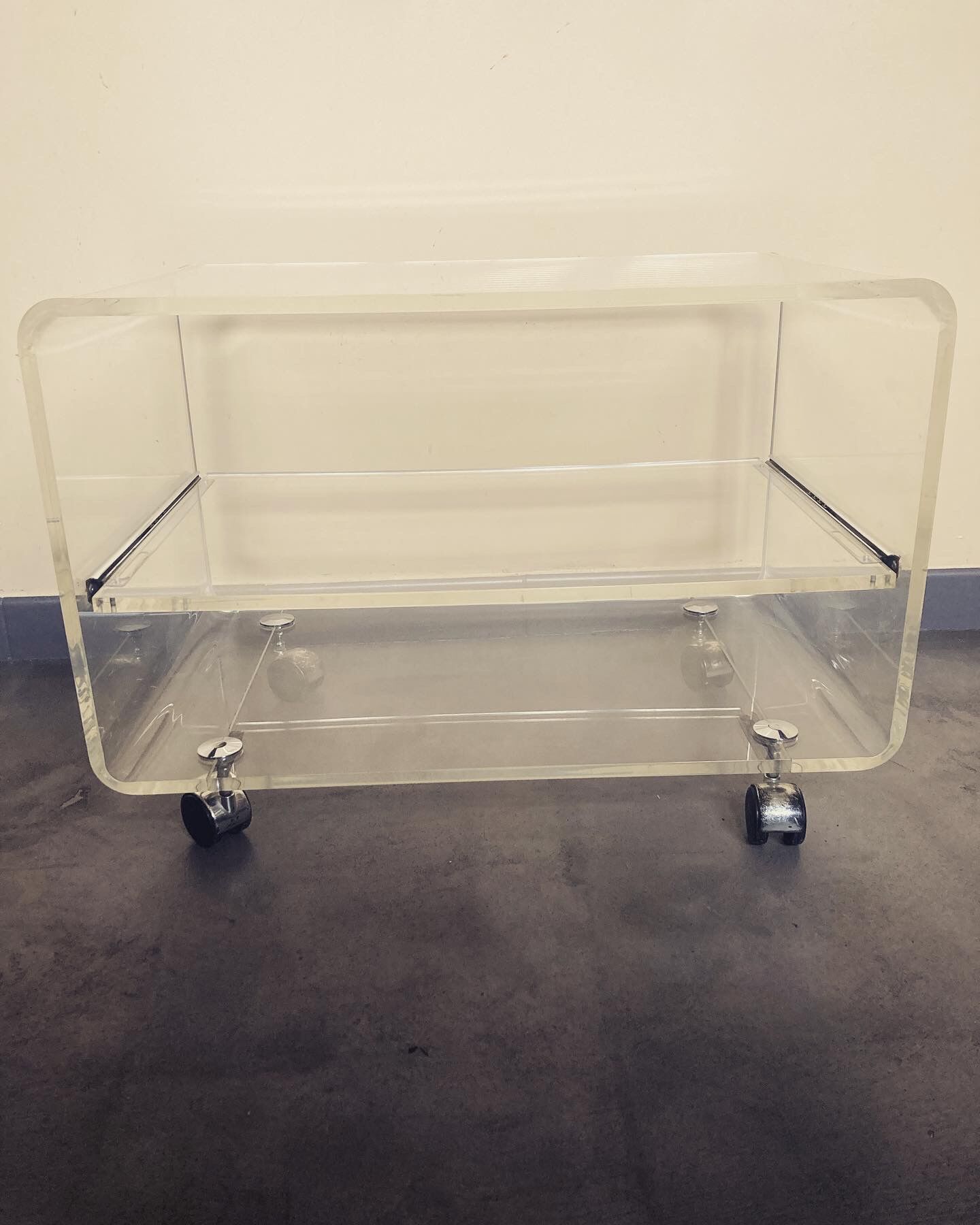 Serving in plexisglas