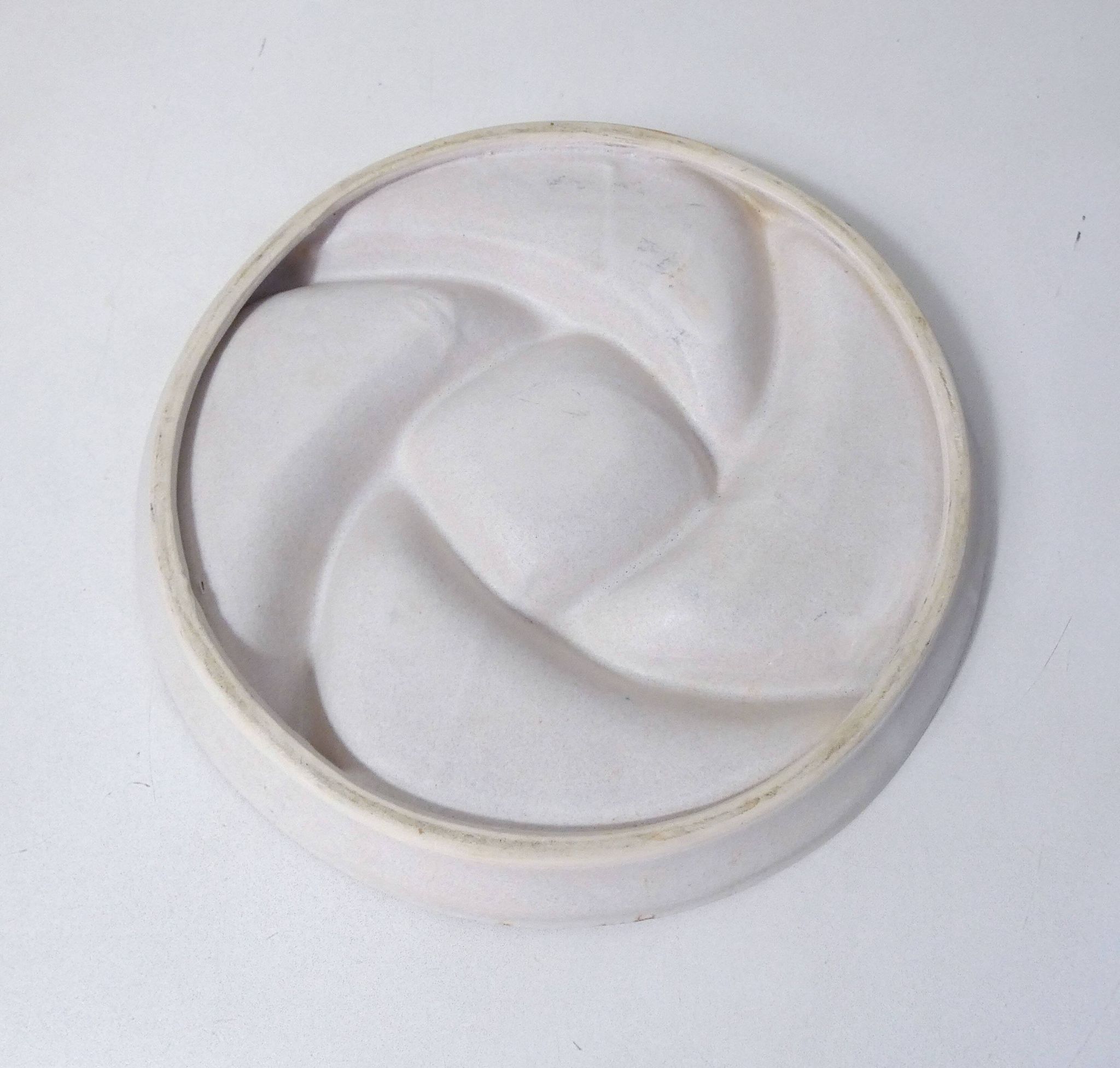 plat apéritif serviteur à hors d'oeuvre en grès beige rose poudré
