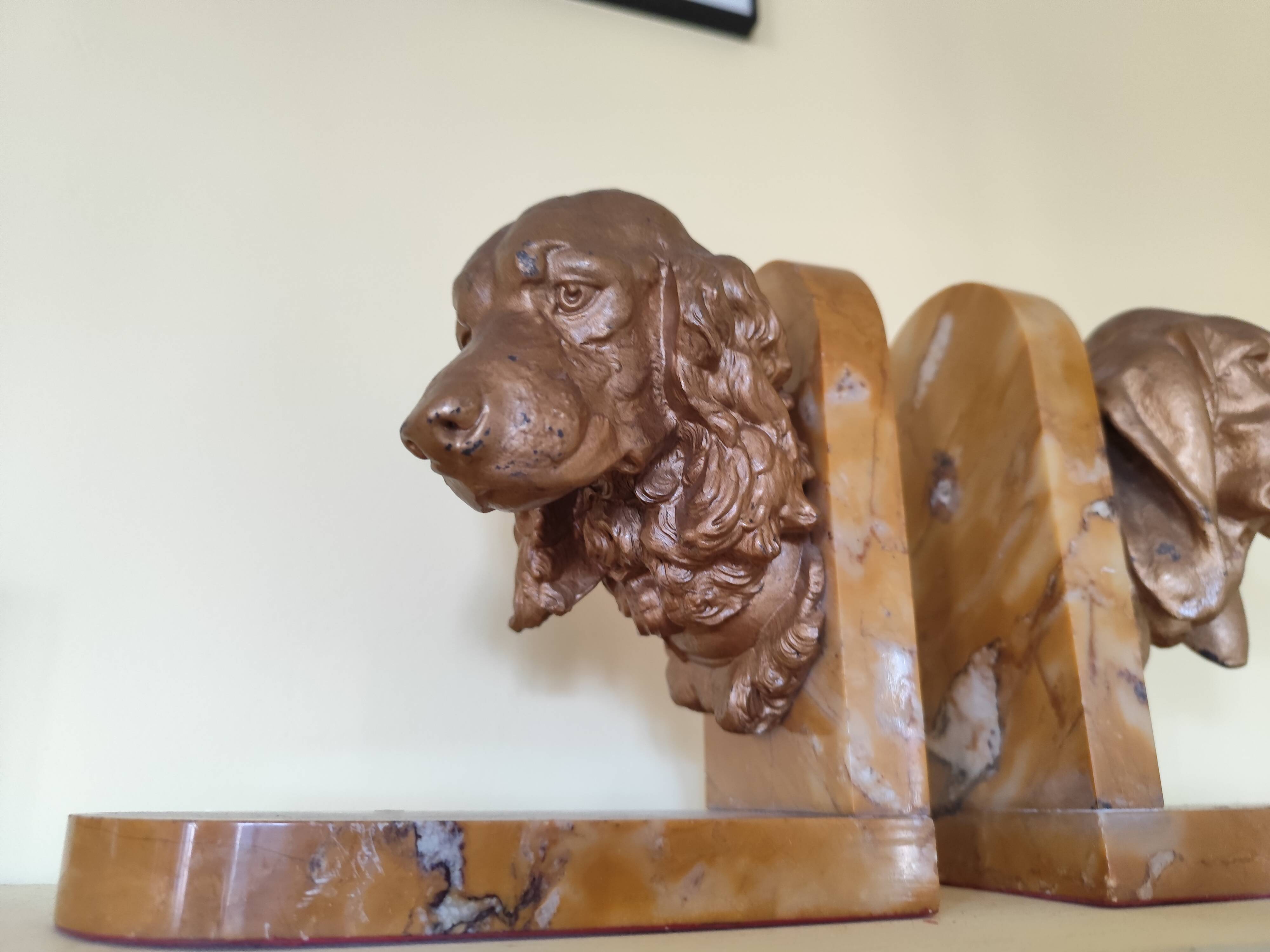 Pair of dog head bookends in spelter on marble slab, signed Lecourtier - sculptures