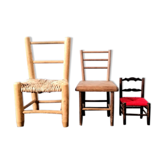 Trois chaises miniatures