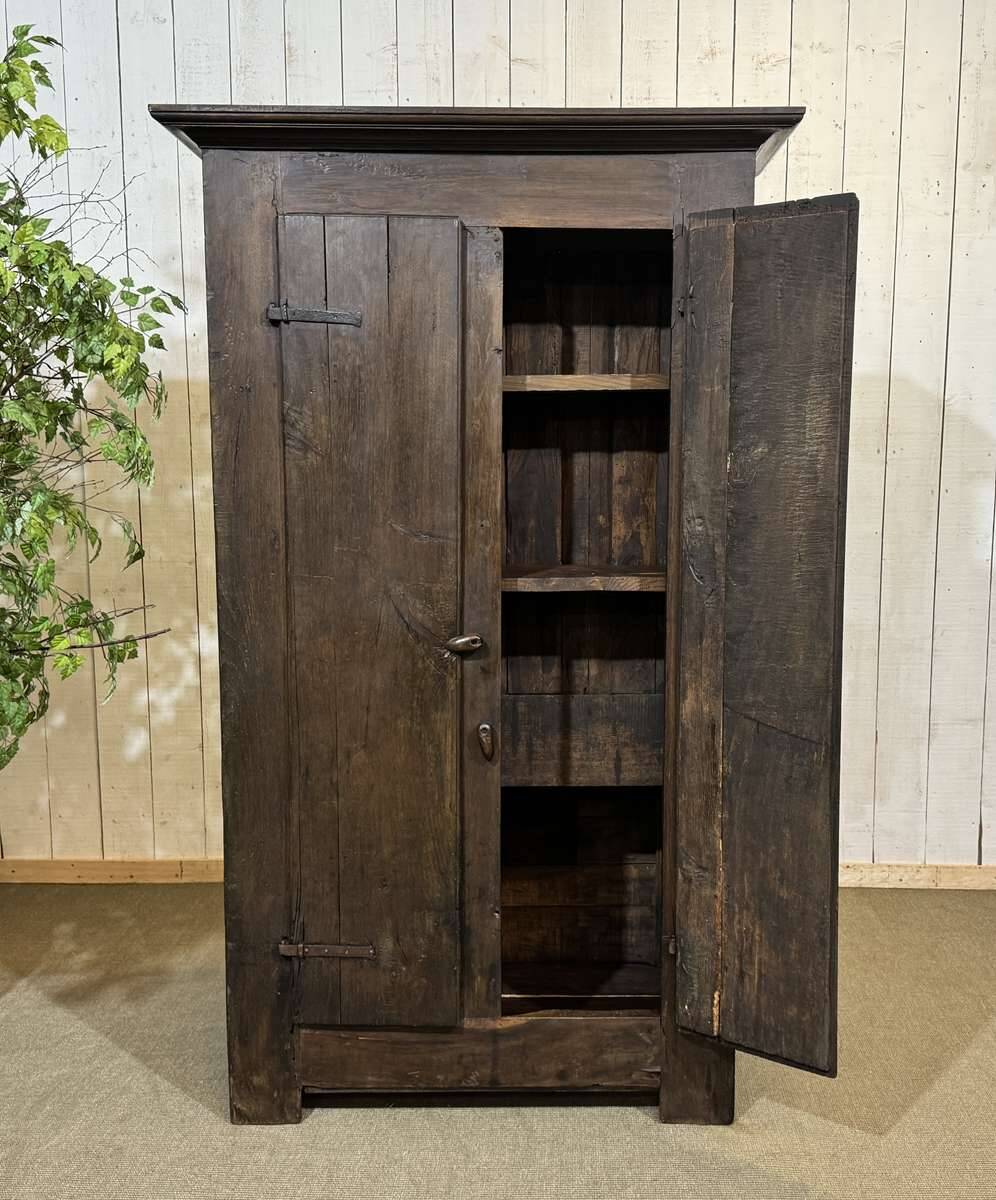 Entrance furniture, Breton wardrobe in oak and chestnut from the 19th century.