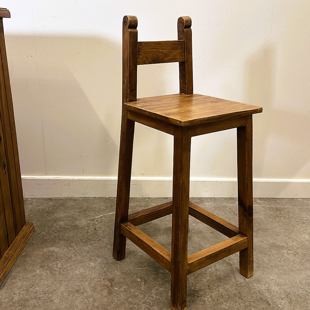 Rustic solid wood bar counter with 4 matching stools – wine rack & storage