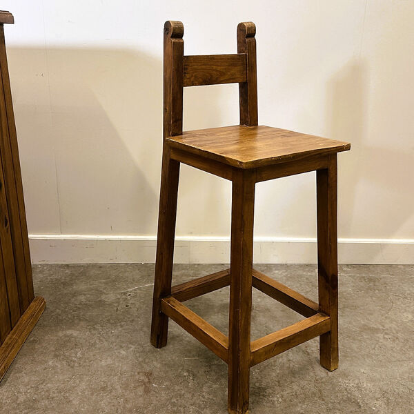 Comptoir de bar en bois massif rustique avec 4 tabourets assortis – porte-bouteilles et rangement