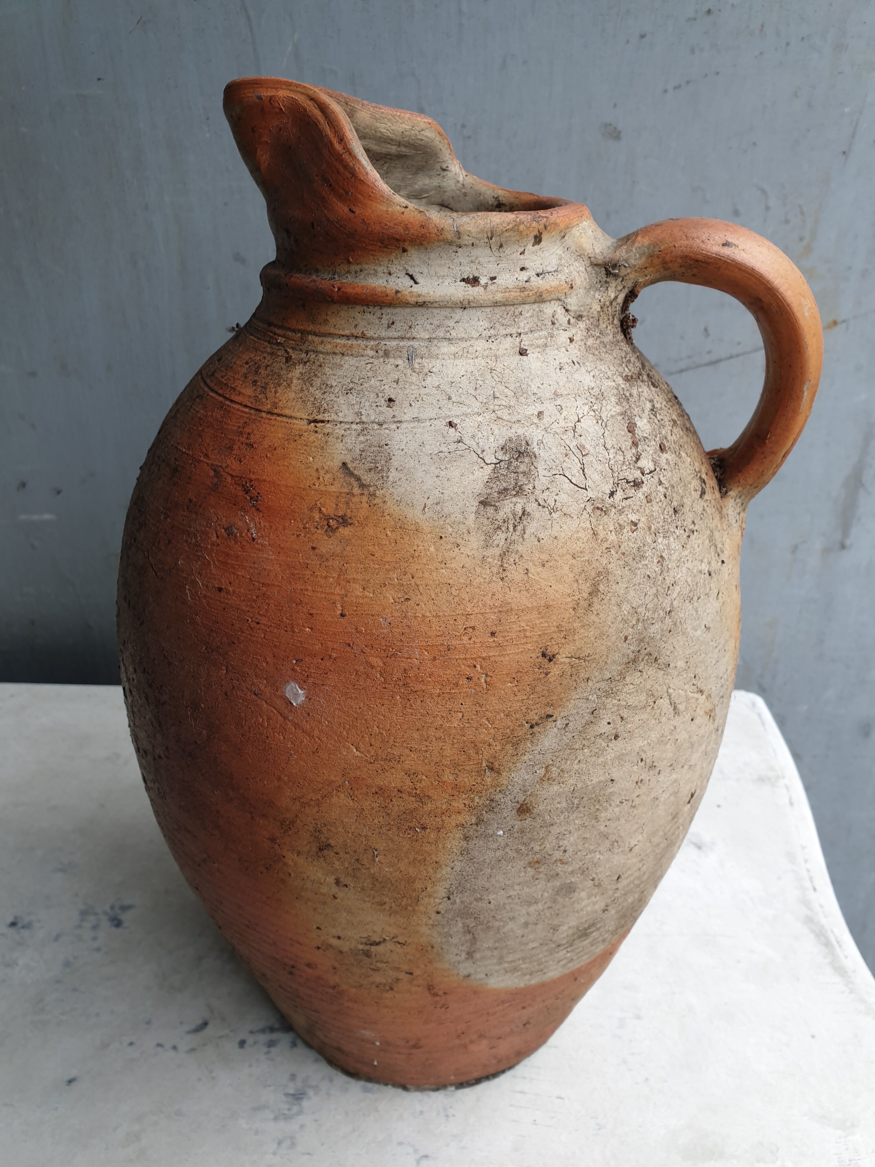 Pichet ou jarre ancienne en terre cuite